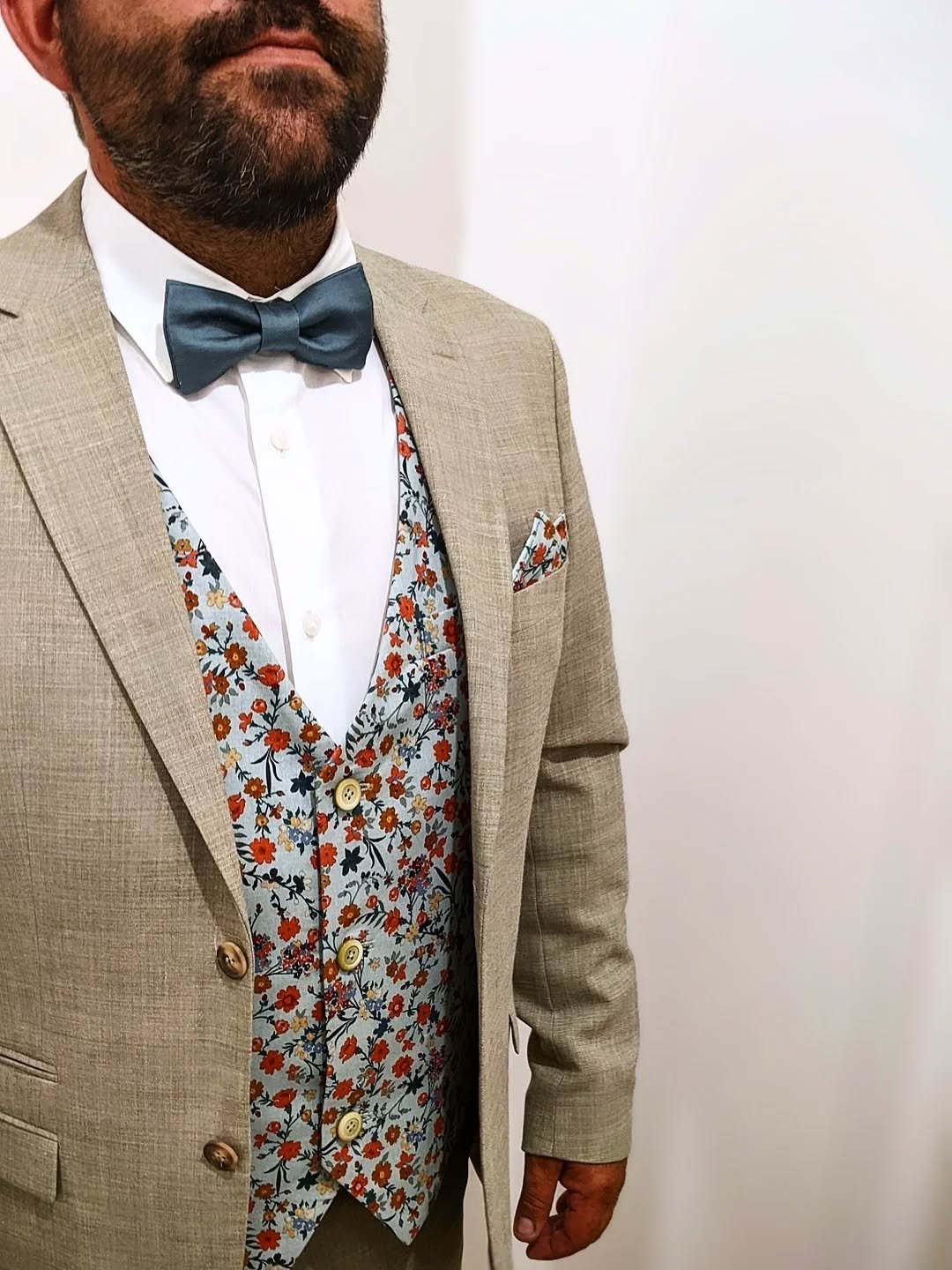 ❌⛔ N&rsquo;achetez pas de nouveau costume pour un mariage !
Enfin&hellip; pas forc&eacute;ment. 😉

Parfois, il suffit de partir d&rsquo;une base simple,
et d&rsquo;ajouter les bonnes pi&egrave;ces.

Vous pouvez remettre le m&ecirc;me costume que la 