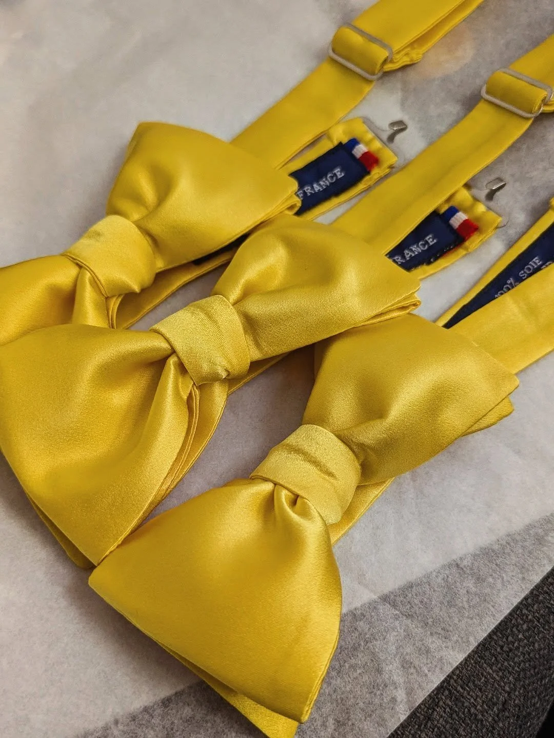 Un n&oelig;ud papillon jaune.
Oui, jaune. 🟡🍋🐥💛

C&rsquo;est exactement le genre de d&eacute;tail dont je parlais dans ma derni&egrave;re vid&eacute;o : La couleur ! 

Un d&eacute;tail fort peut suffire &agrave; donner du caract&egrave;re &agrave;