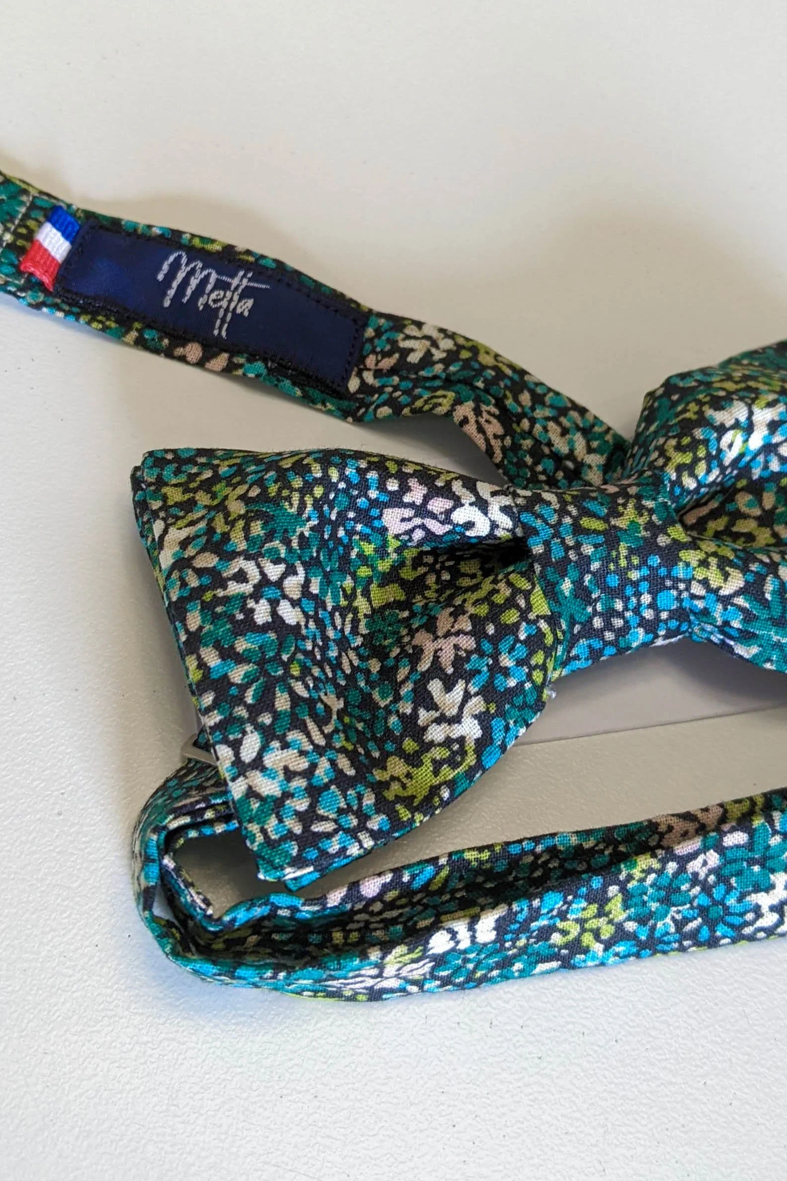 noeud-papillon-liberty-vert-fleuris-zoom.jpg