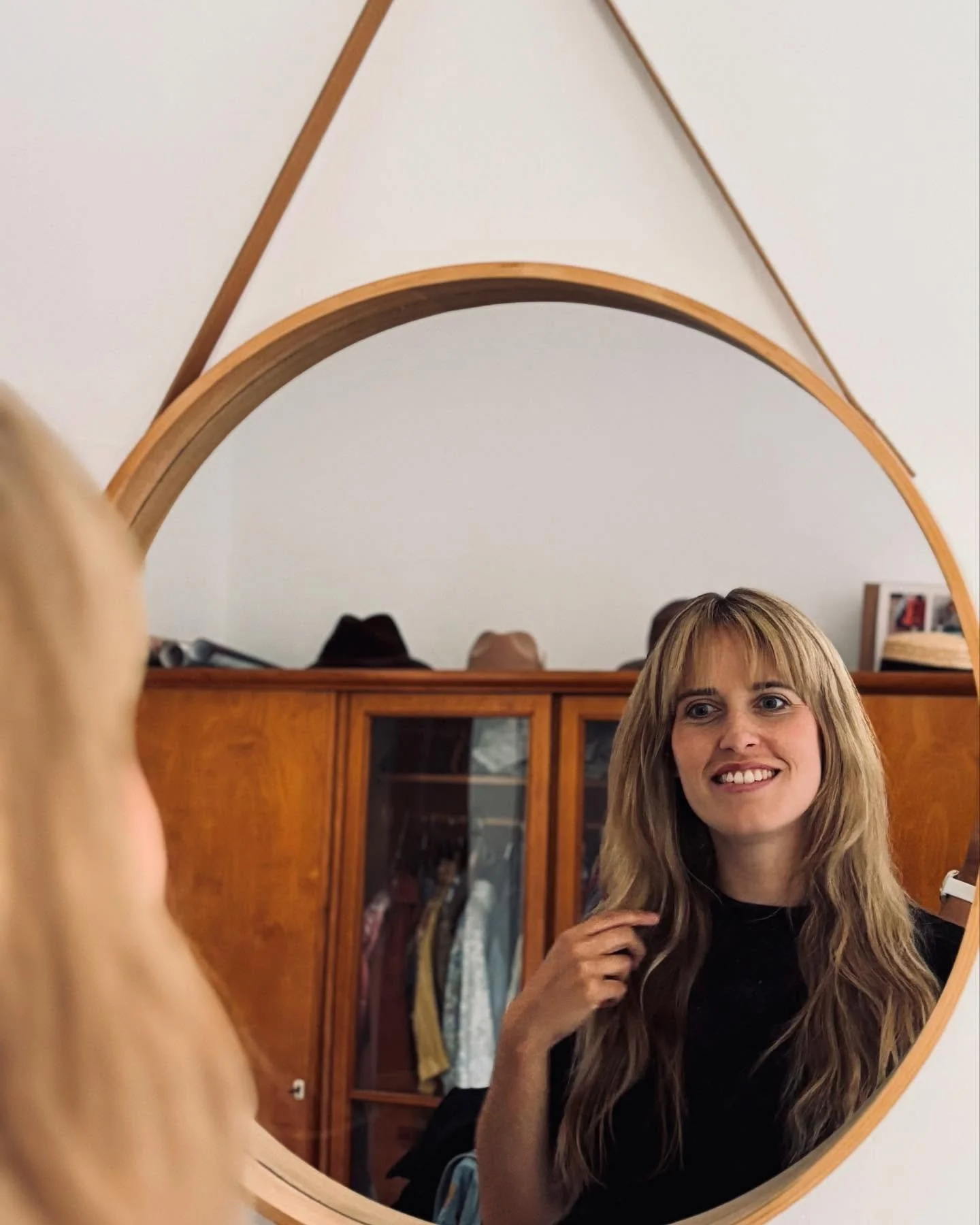 Hier war der Wunsch ganz klar: ein sanfter Rahmen f&uuml;rs Gesicht, der ihre Gesichtsform sch&ouml;n betont und den gesamten Look harmonisch unterstreicht. ✂️

Mit weichen, flie&szlig;enden L&auml;ngen und einem leichten Pony haben wir genau das umg