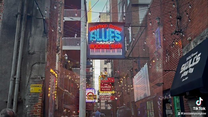 Nashville Vibes 🎸
Nothing beats whiskey, line dancing, BBQ, and fireworks under the Tennessee sky 🥃💃🎆🔥