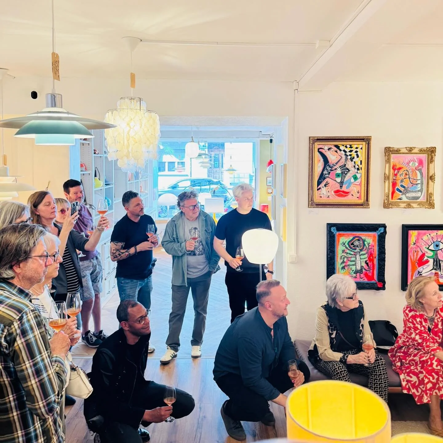 What was everyone looking at yesterday in @numasigra art 🖼️ gallerie???

A wine guy with an artistic side 👨&zwj;🎨 🎨 combining the &ldquo;wine in art, the art in wine&rdquo; with local artist Agnes @artist_agnes_skipper 

🥰🥰🥰🥰 

I also pair a 