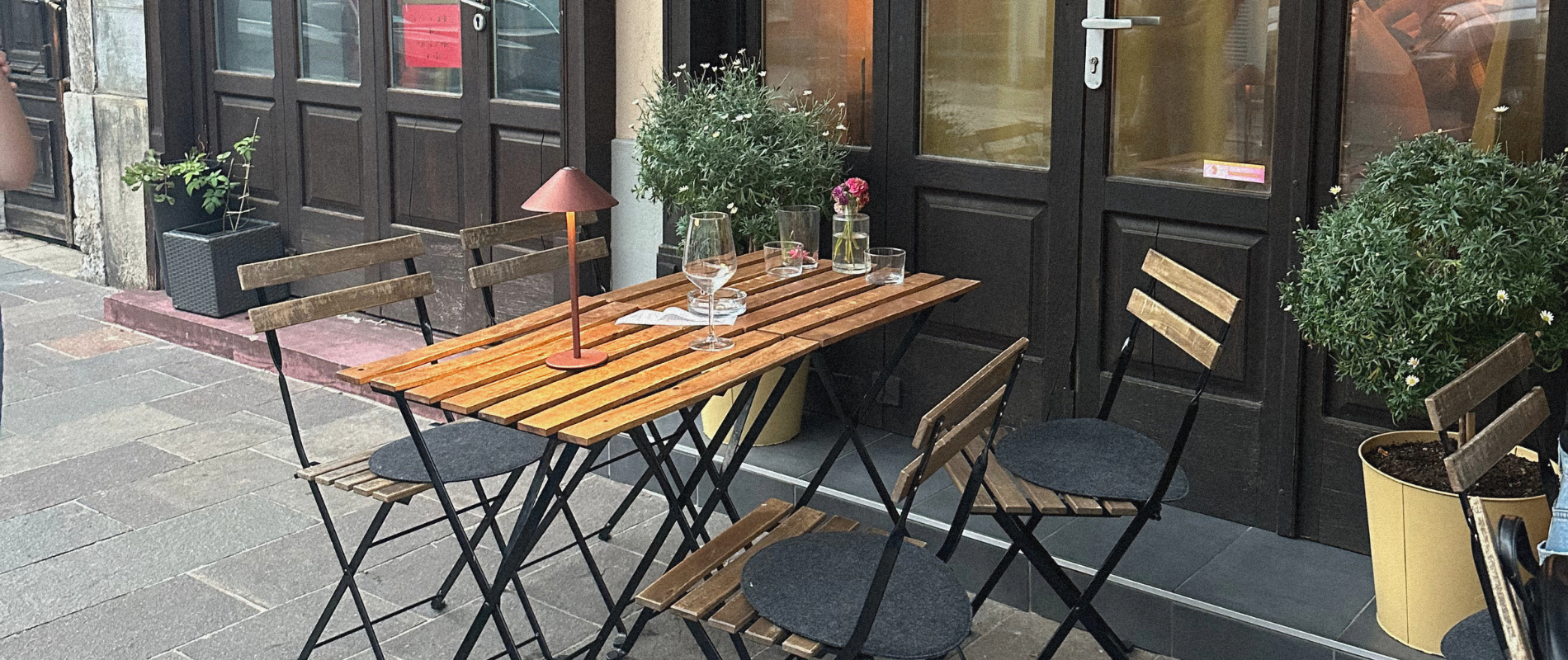 Restaurant vegan Ljubljana: The outside of Veganika.