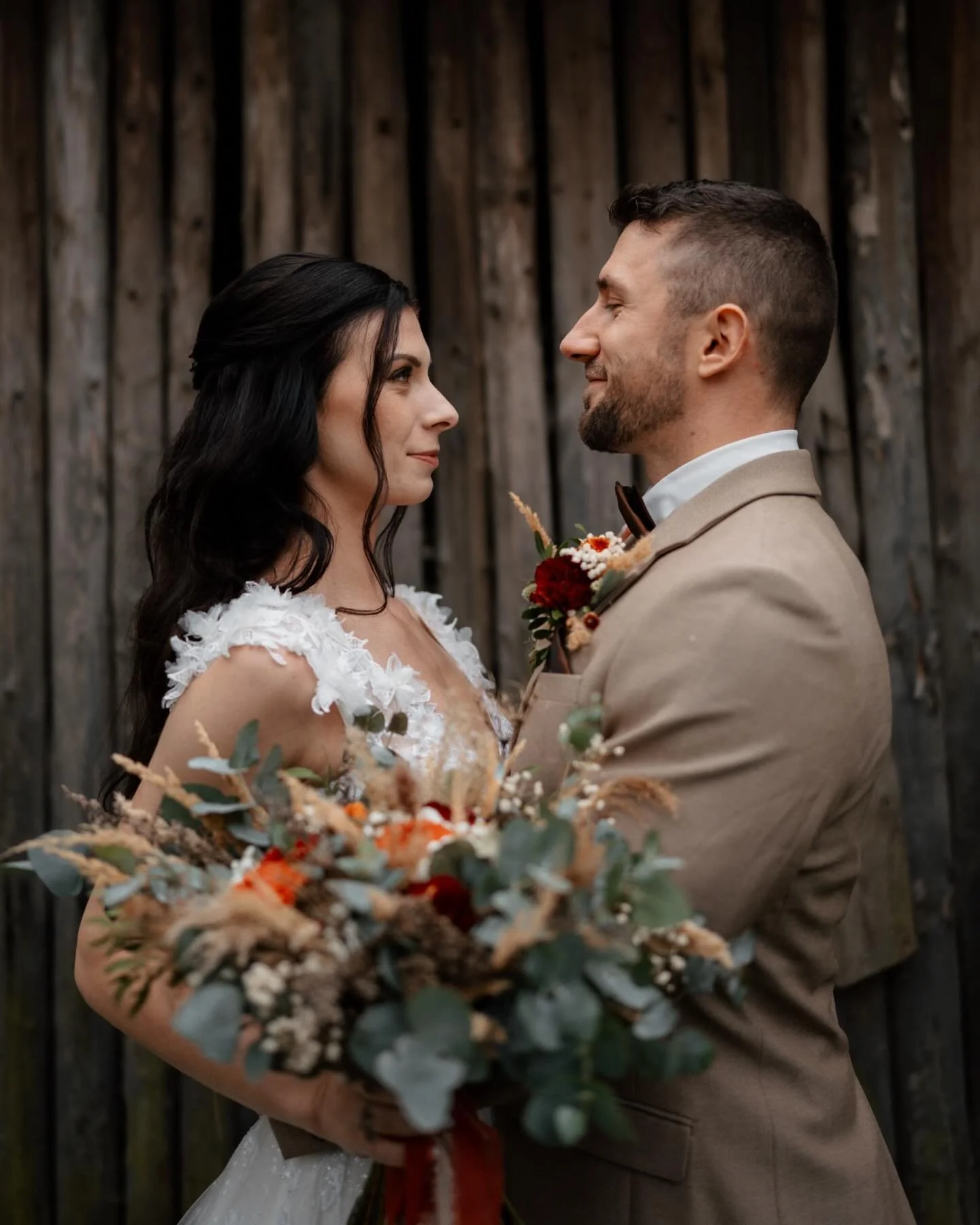 Moje posledn&iacute; svatba sez&oacute;ny a takhle kr&aacute;sn&eacute; to bylo. 🧡 

Předpověď hl&aacute;sila d&eacute;&scaron;ť cel&yacute; den, měli jsme ale &scaron;těst&iacute;. 🙌🏻Venkovn&iacute; obřad se kr&aacute;sně stihl a pak lilo a lilo 