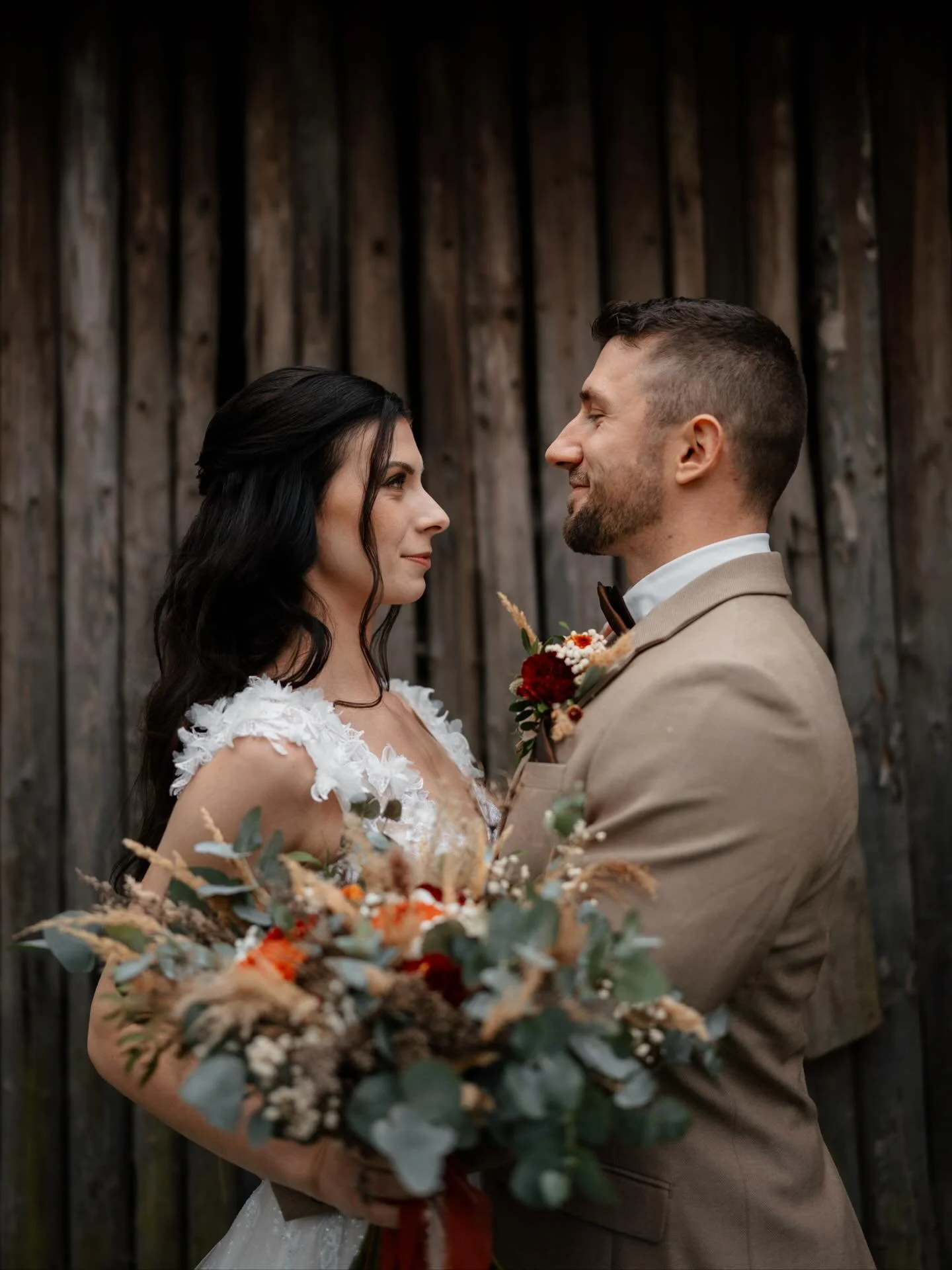 Moje posledn&iacute; svatba sez&oacute;ny a takhle kr&aacute;sn&eacute; to bylo. 🧡 

Předpověď hl&aacute;sila d&eacute;&scaron;ť cel&yacute; den, měli jsme ale &scaron;těst&iacute;. 🙌🏻Venkovn&iacute; obřad se kr&aacute;sně stihl a pak lilo a lilo 