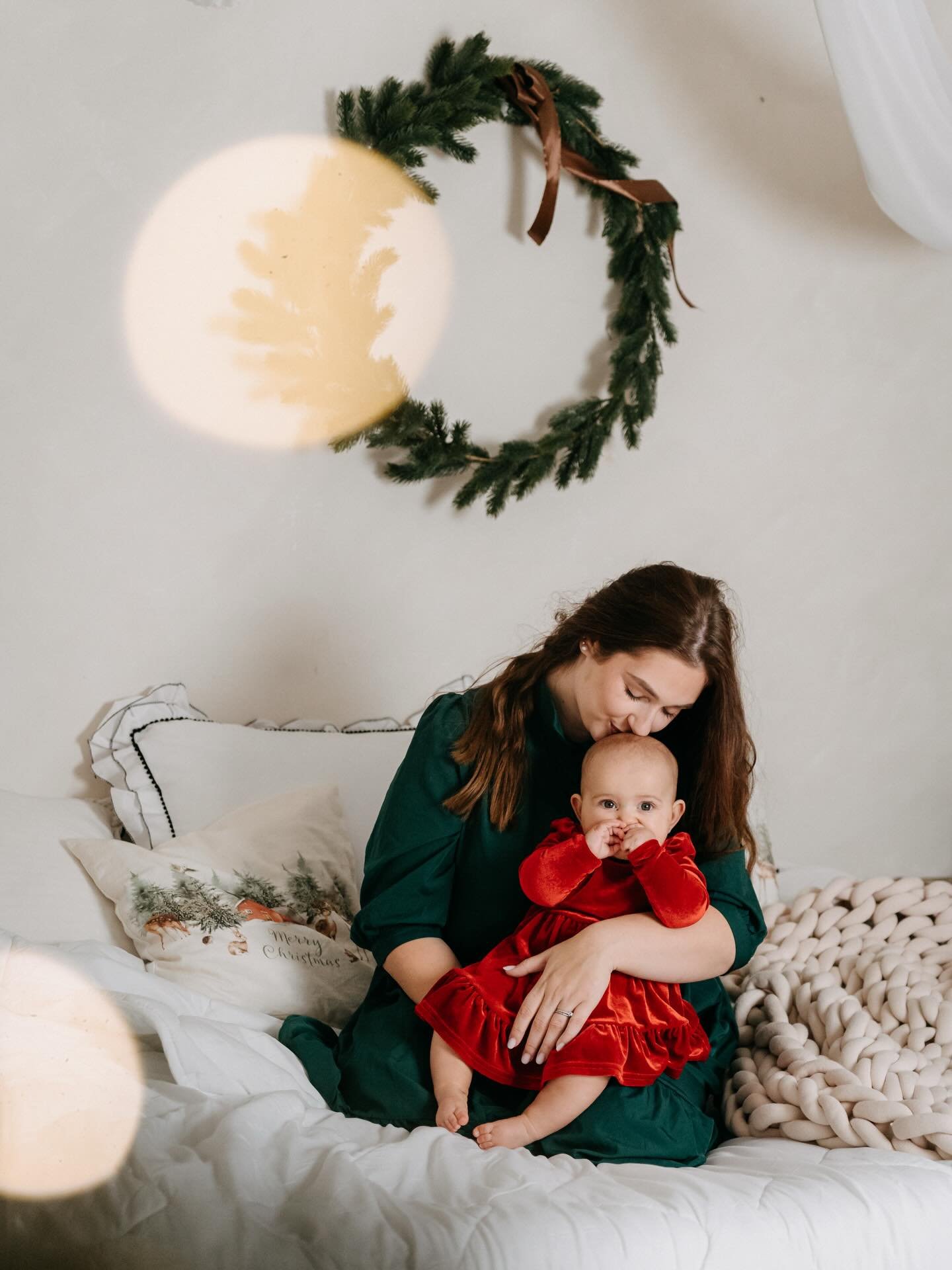 Jedno kr&aacute;sn&eacute; focen&iacute; s t&iacute;mhle v&aacute;nočn&iacute;m skř&iacute;tečkem 👶🏼✨

@atmosfera.atelier 
@xxtuckaxx 
#vanocnifocenibrno #vanocnifoceni #fotografbrno #fotografkabrno #fotograf #rodinnyfotograf #rodinnefoceni