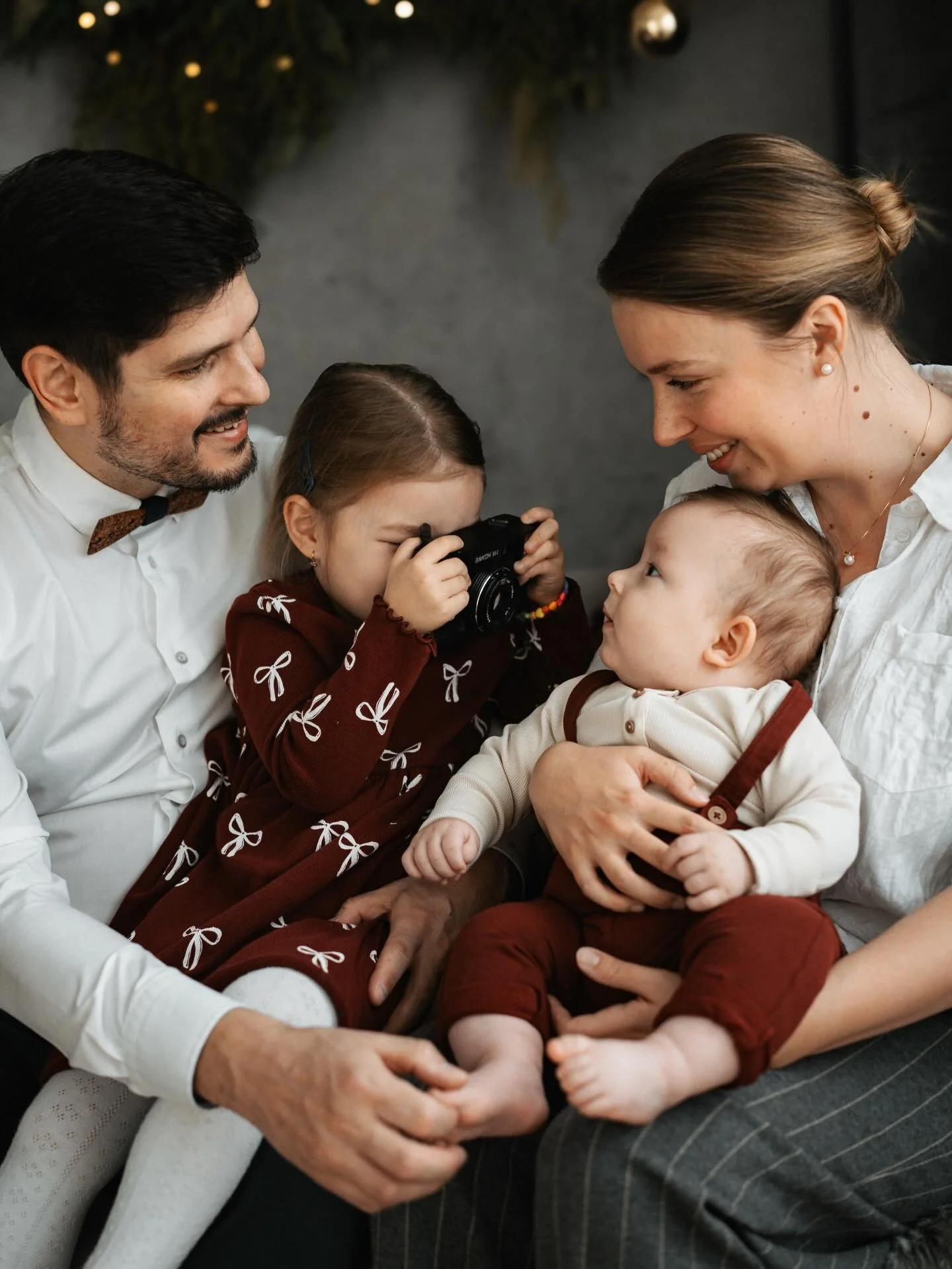 Kr&aacute;snou 2. adventn&iacute; neděli. &hearts;️

#vanocnifoceni #rodinnefoceni #fotografkabrno #vanoce #focenivatelieru #focenivatelierubrno