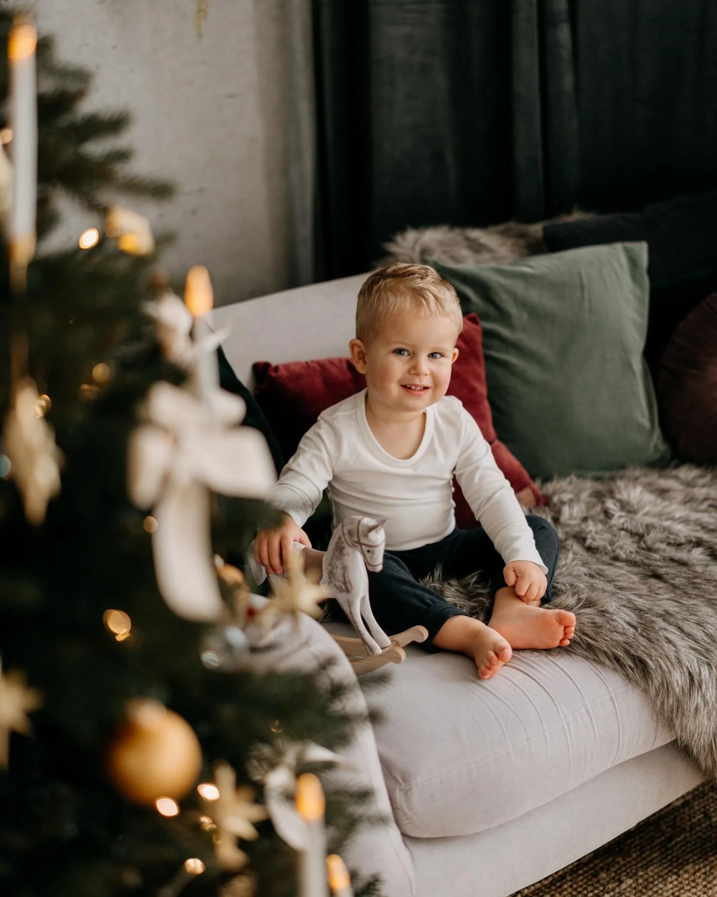 P&aacute;r stř&iacute;pků z v&aacute;nočn&iacute;ho focen&iacute; t&eacute;to vesel&eacute; rodinky, kter&aacute; za mnou při&scaron;la i s dvout&yacute;denn&iacute;m drobečkem. 🥹

Děkuji 🧡

#vanocnifoceni #fotografbrno #focenibrno #rodinnefoceni #