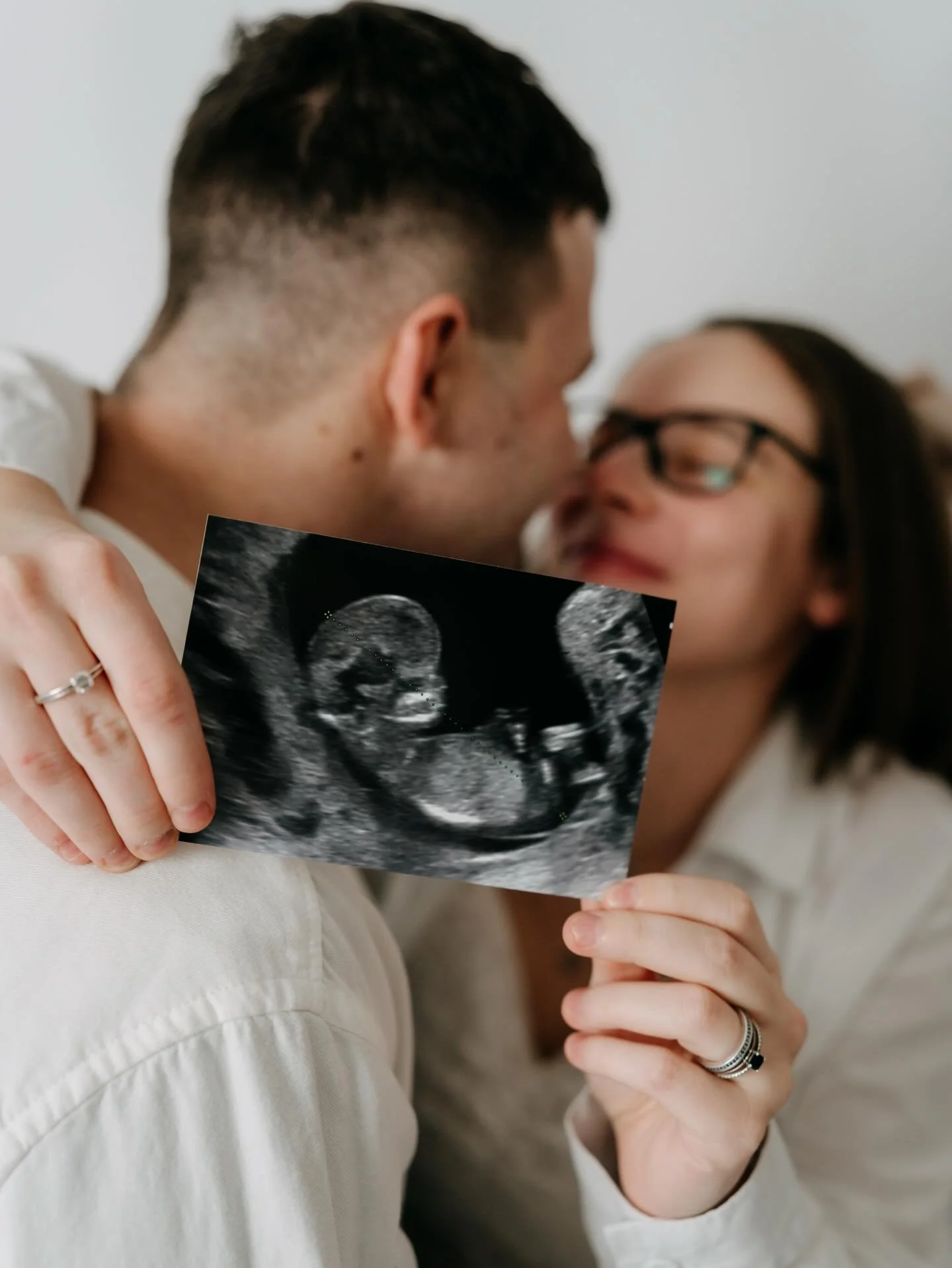 Dal&scaron;&iacute; těhotensk&eacute; focen&iacute;, kter&eacute; jsme stihli doslova za pět minut dvan&aacute;ct 👻 za necel&eacute; dva t&yacute;dny byl v&aacute;nočn&iacute; skř&iacute;teček na světě. Gratulujuuu moc 🧡🧡

@atmosfera.atelier 
@ade