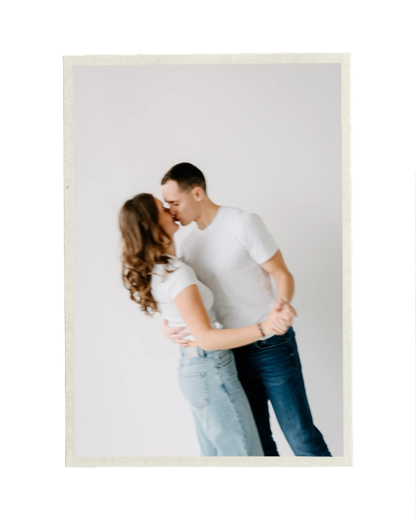 Předsvatebn&iacute; focen&iacute; ve @fotogram_atelier 💍

S jarem přich&aacute;z&iacute; i prvn&iacute; předsvatebn&iacute; schůzky a focen&iacute;. Už se na v&aacute;s v&scaron;echny moc tě&scaron;&iacute;m! 🤍✨

#predsvatebnifoceni #parovefoceni #