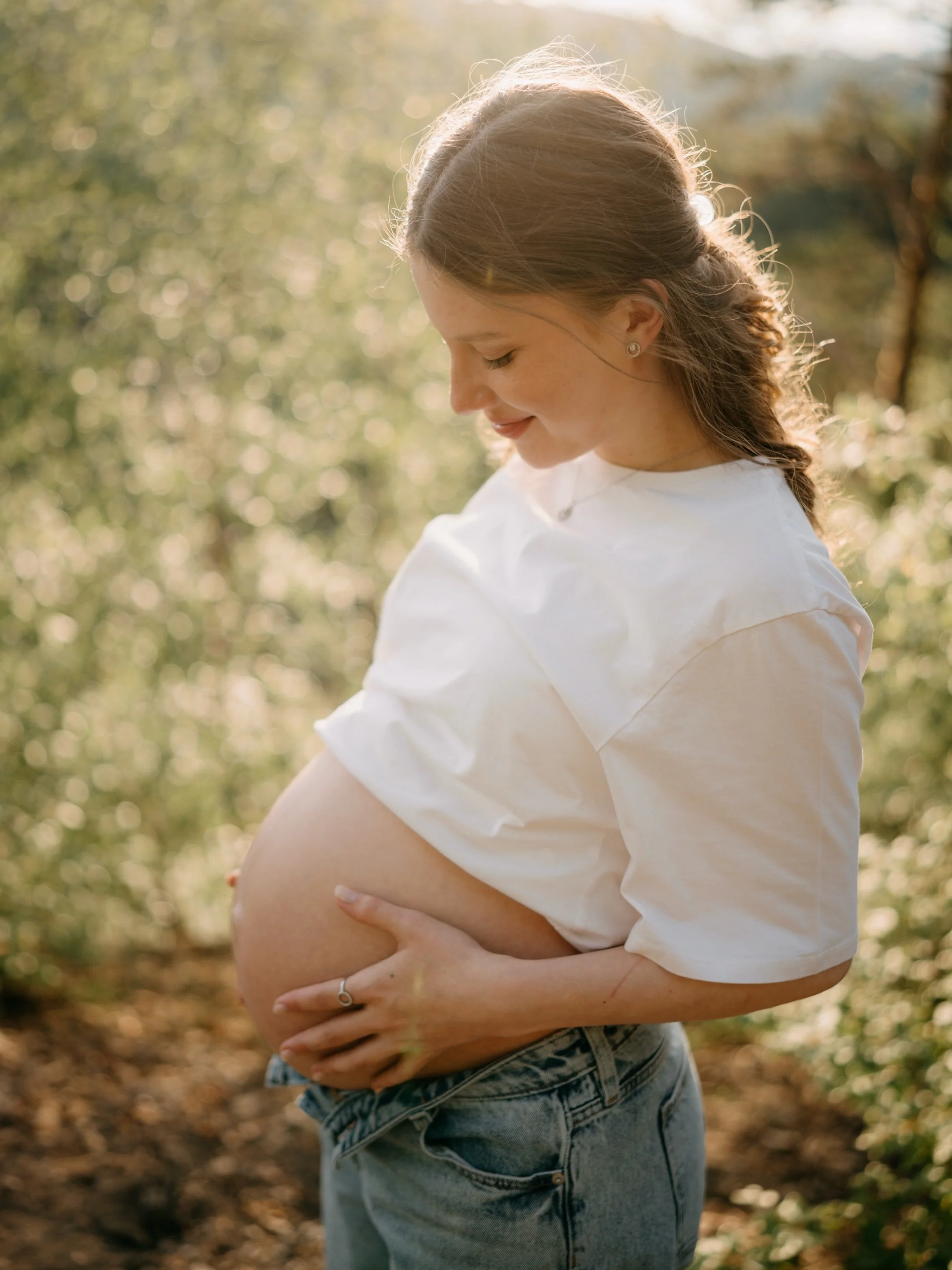 Tihla dva, jeden pup&iacute;k a p&aacute;reček čtyřnoh&yacute;ch parť&aacute;ků na t&eacute; nejkr&aacute;sněj&scaron;&iacute; vyhl&iacute;dce &scaron;iroko daleko. 🤰🏼🐾 

#tehotenskefocenibrbo #parovefoceni #focenijiznimorava #fotografkabrno #foce