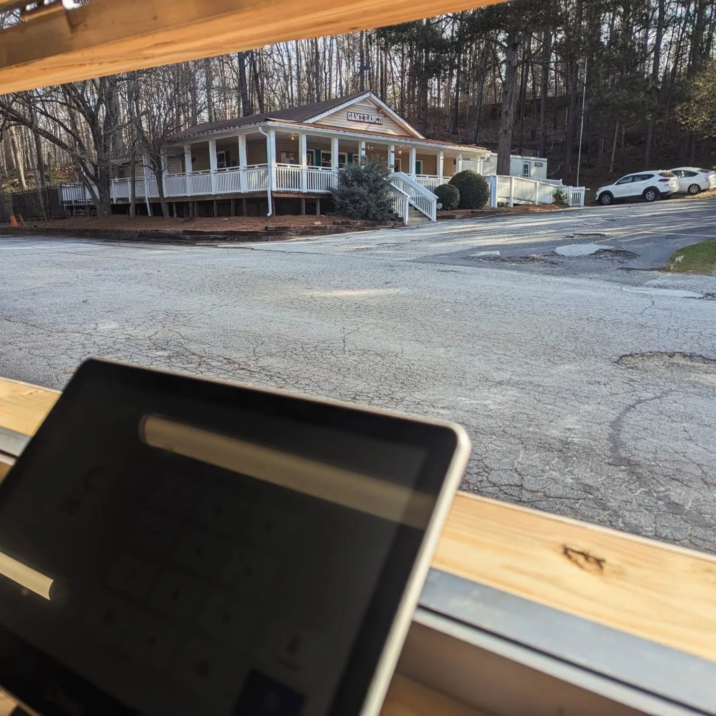 We're at Yellow River Wildlife Sanctuary this morning! Come grab a hot drink and say hi to the bears for me ☕🐻