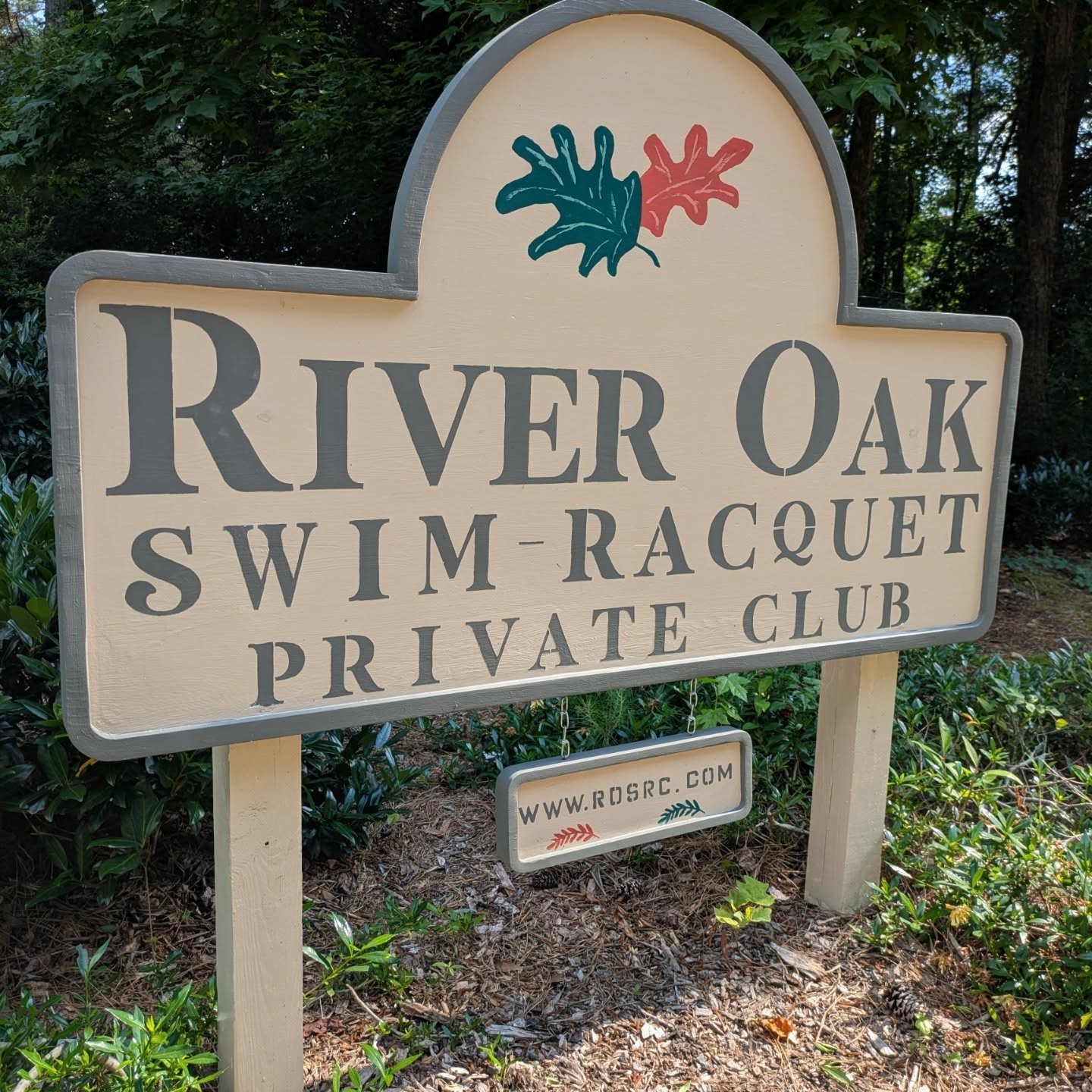 We are officially lane-side at @riveroaksrc and ready with the good stuff! 🏊&zwj;♂️⏱️✨☕🤸🏻🤎

Drop by the window and grab a cold chocolate to fuel your swimmer before their big race&mdash;and then grab something a little stronger for yourself to ke