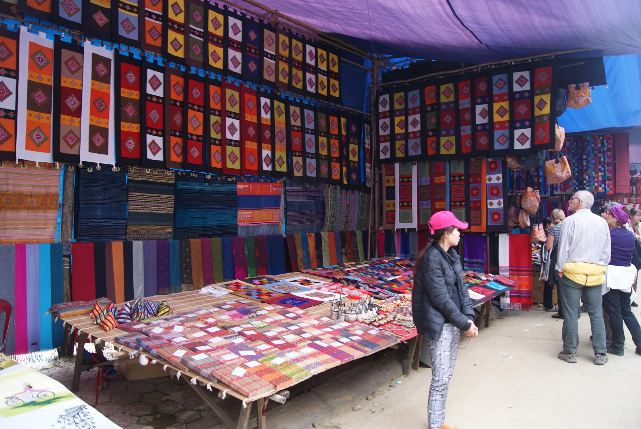 Bac-Ha_Sunday_market,_Vietnam_-_20131027-04x.jpg