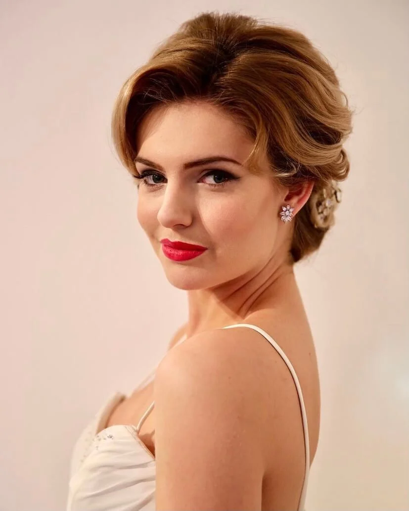 4 Classy Ways to Incorporate Christmas Into Your December Wedding Makeup