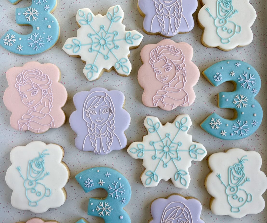 ❄️Simple, but sweet❄️ #sugarcookie #sugarcookiedecorating #sugarcookiesofinstagram #okotoks #okotoksliving #okotoksmoms #okotoksmamas #okotokssmallbusiness #okotoksbusiness #okotokslife #yyc #yycmoms #yycliving #yycnow