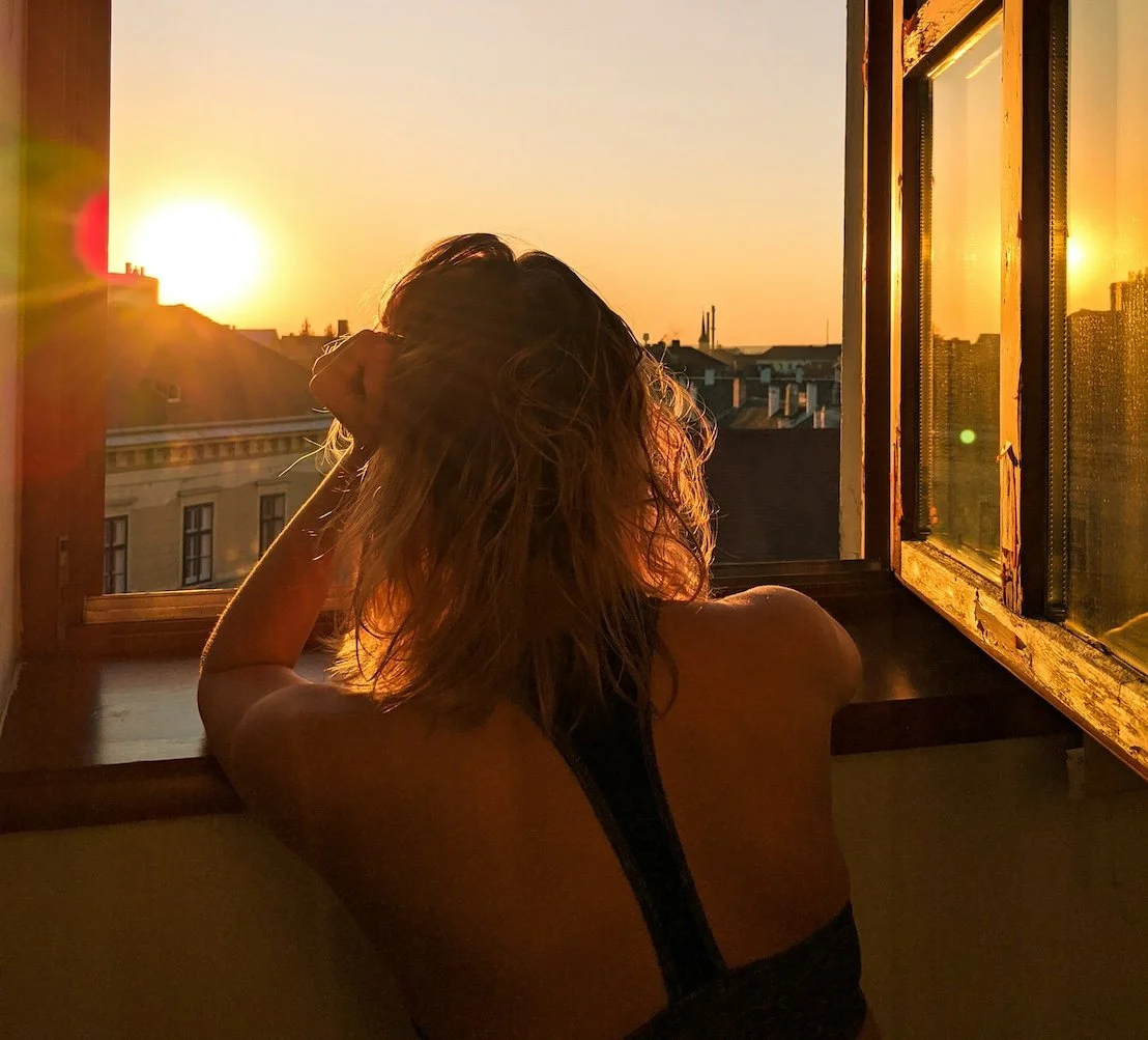 Woman with Hashimoto's getting morning sunlight to support her circadian rhythm