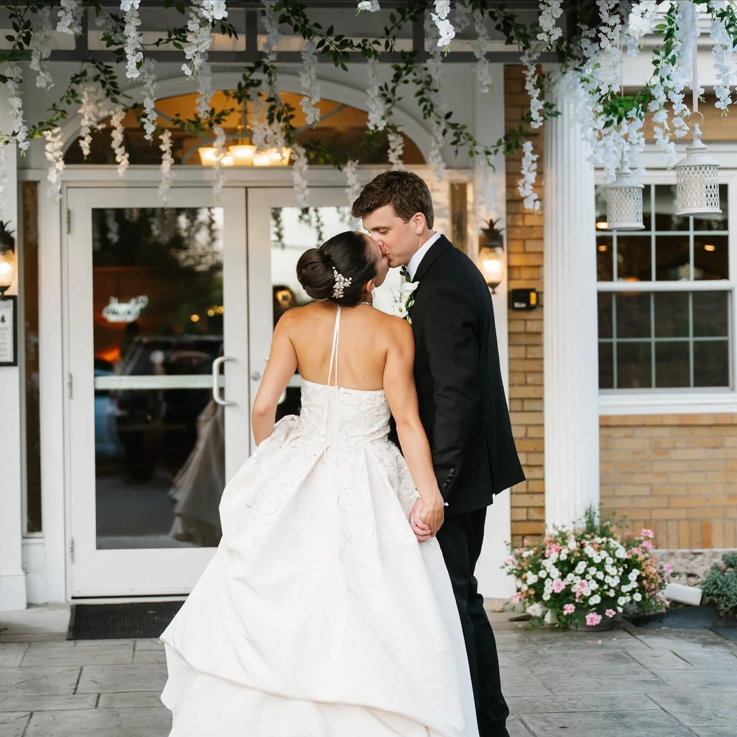 Because every angle here is your good side 😉&hearts;️
#RachelsLakeside #lakesidewedding #ido 

📸: @maggiebeephotography