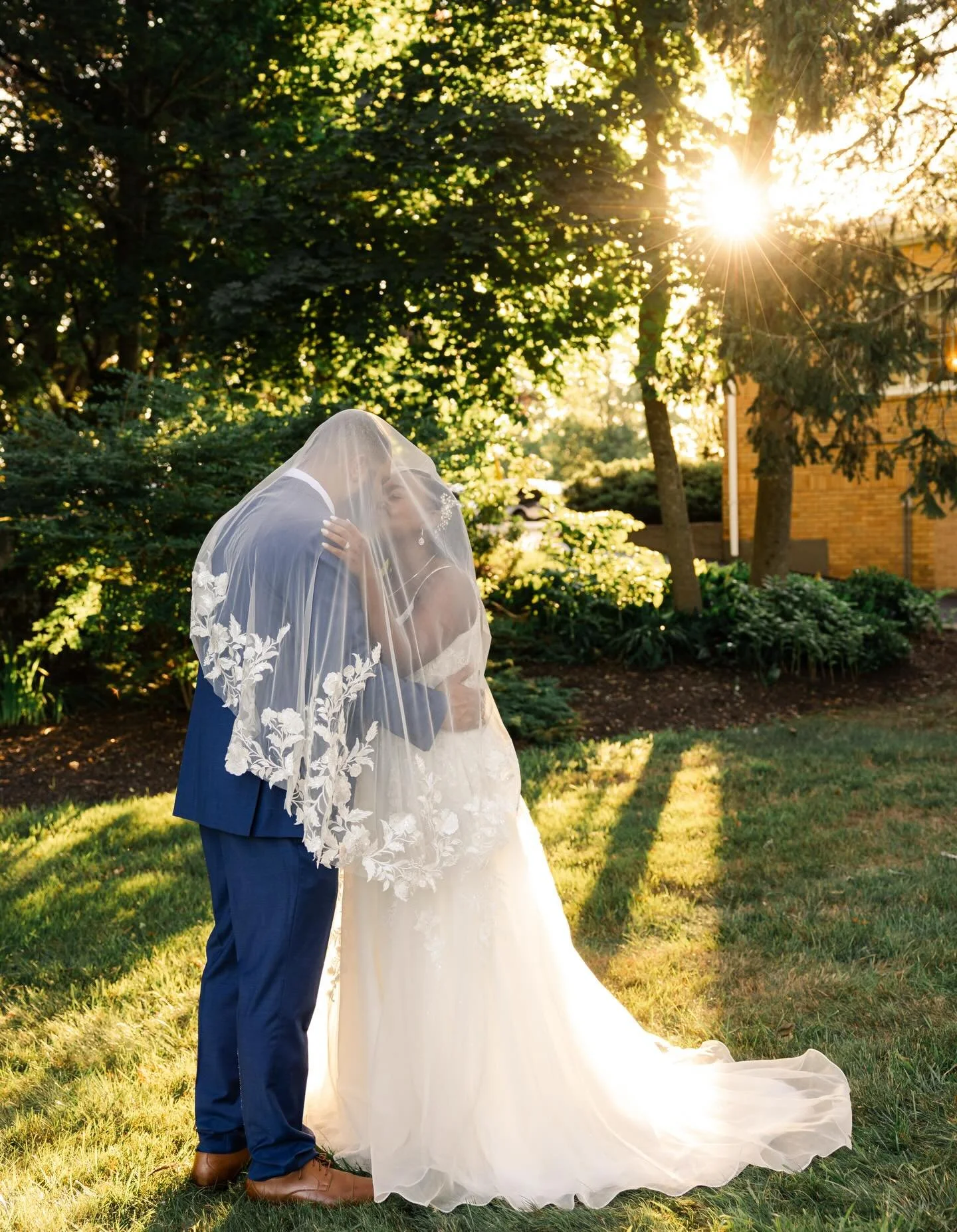 This sunshine photo is getting us through this chilly Thursday! Counting down the days until warm evenings, sunset lakeside views, and outdoor &ldquo;I do&rsquo;s.&rdquo; ☀️

Ft. Bhraana &amp; Jacques 🫶🏼
📸: @cortes_lens_photography