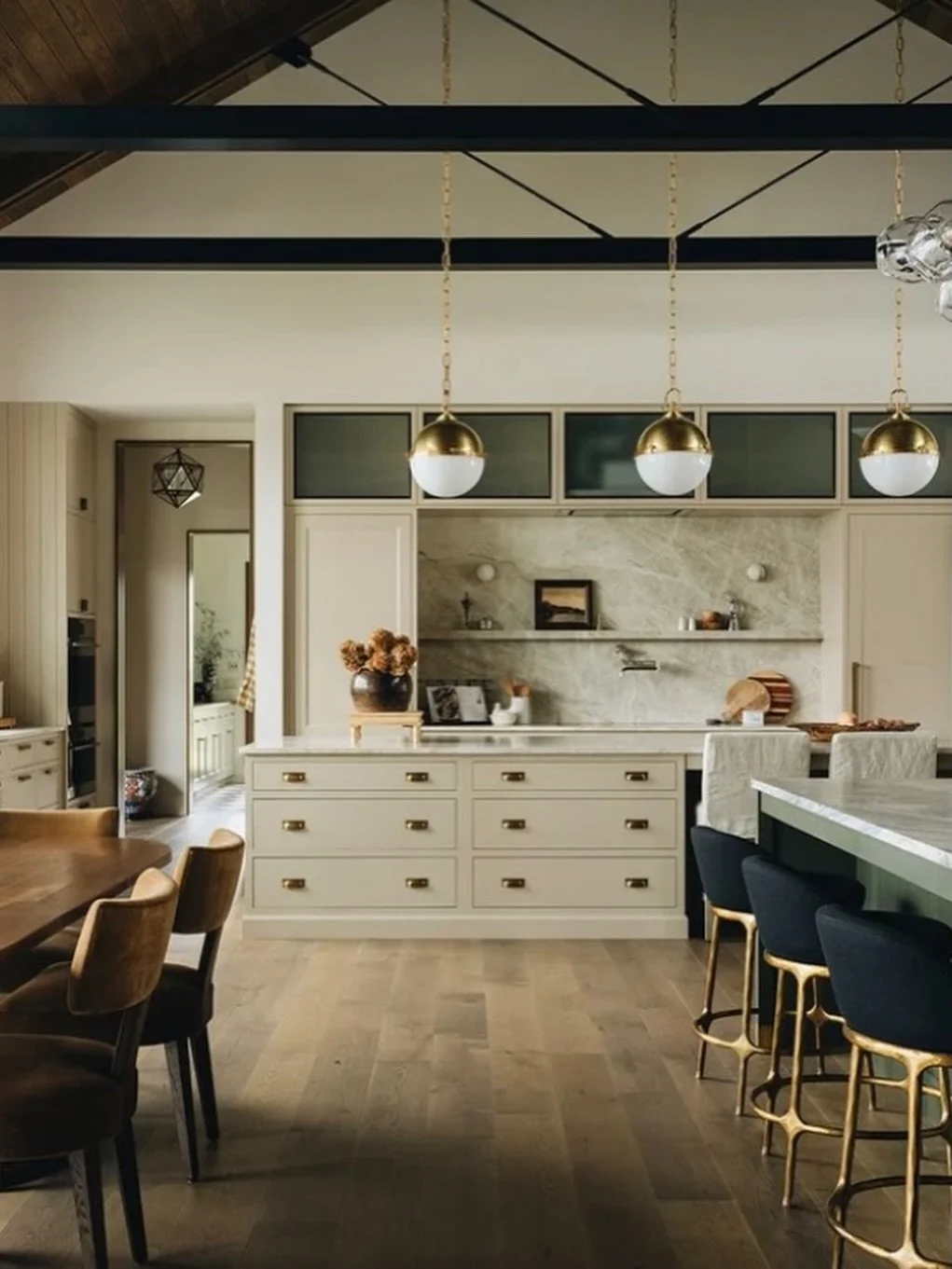 The Briarcliff!! Thoughtful design shaped by intention and detail, built through collaboration at every step! 
Architect: @searsarchitects 
Interior: @jeanstofferdesign 
Builder: @zahnbuildersinc 
Photography: @stofferphotographyinteriors @ashleyavil