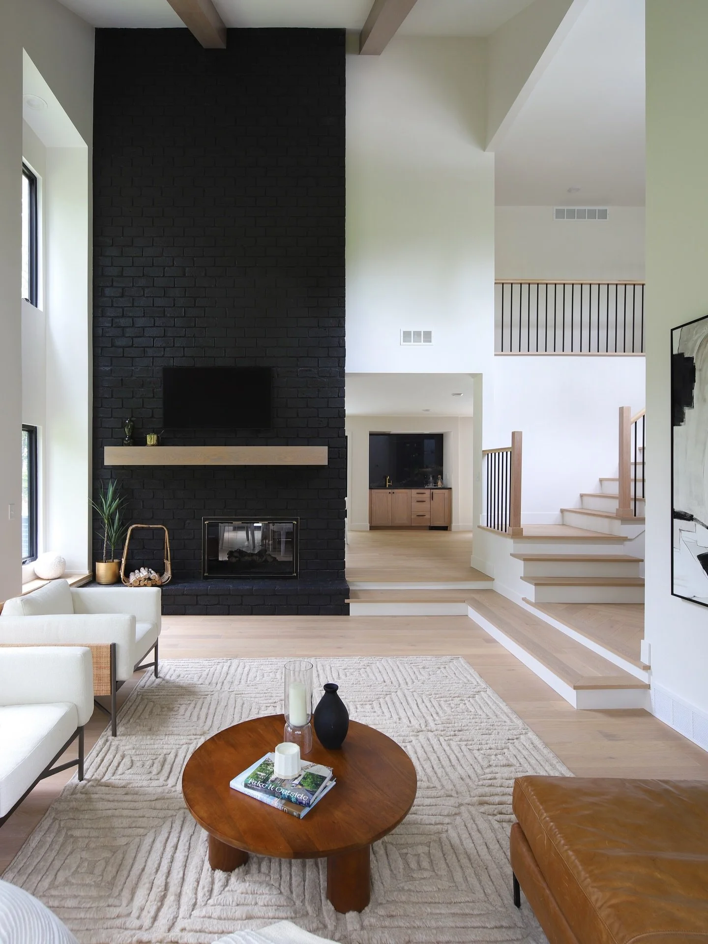 Our 5&rdquo; Coastal Collection delivers a refined look with a modern approach!!

Featured: Cannon Beach, European White Oak 

#whiteoak #floors #interiordesign #home #michigan