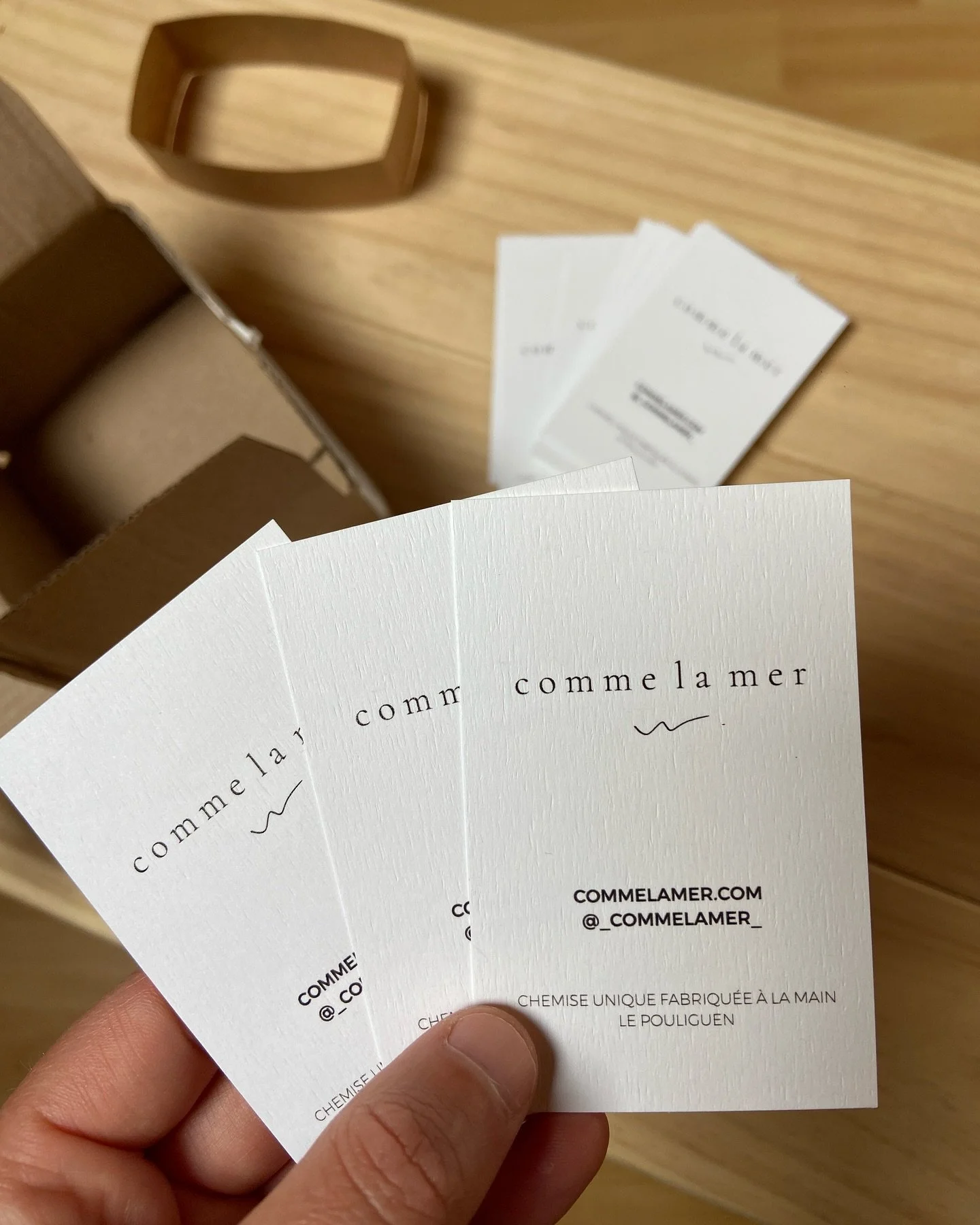 Elles sont arriv&eacute;es 💙 les &eacute;tiquettes qui accompagnent vos chemises