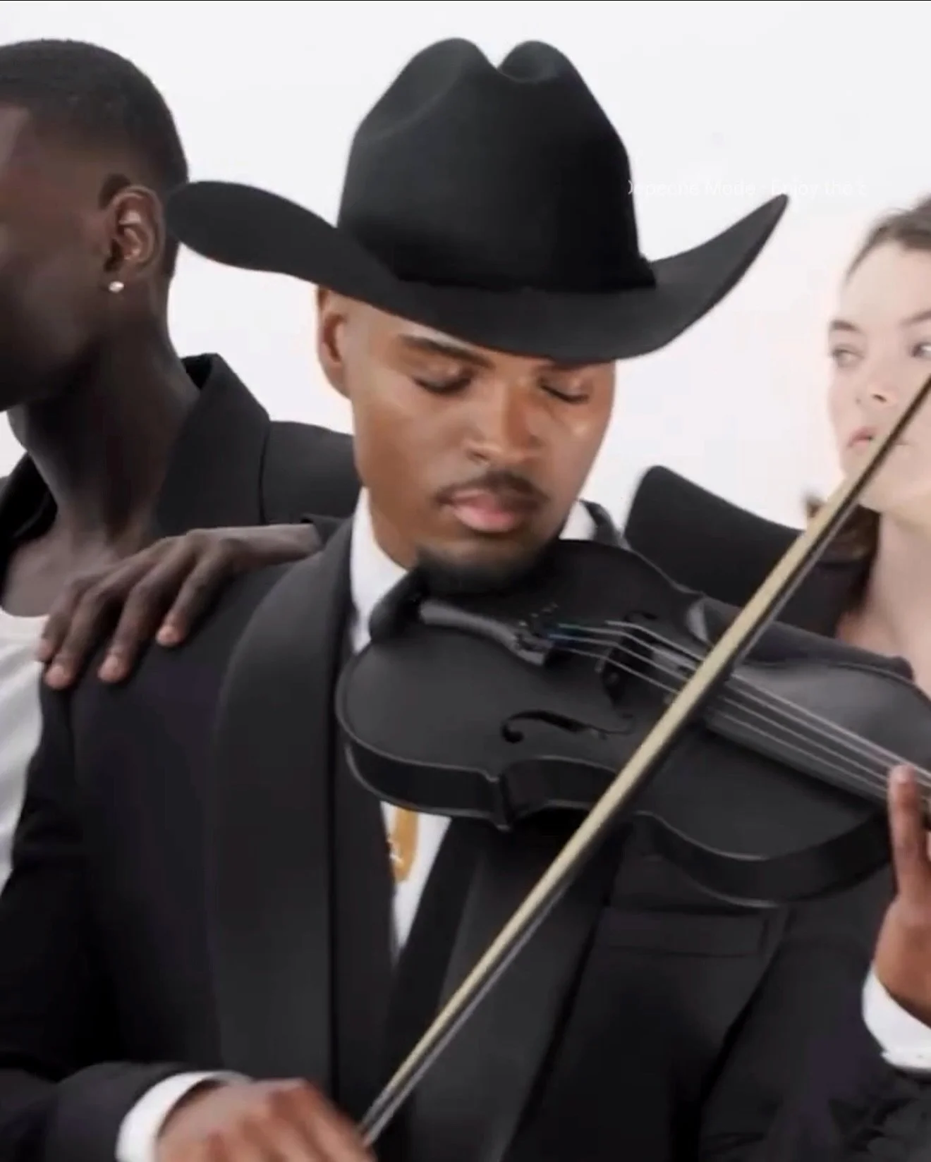 Cannot believe I&rsquo;m saying this out loud, but I modeled (what is life rn!!) for my FIRST EVER BEAUTY CAMPAIGN with @balmainbeauty @balmain for their new fragrance Destin De Balmain Eau de Parfum!!

Thank you @dreamlandagency for considering me a