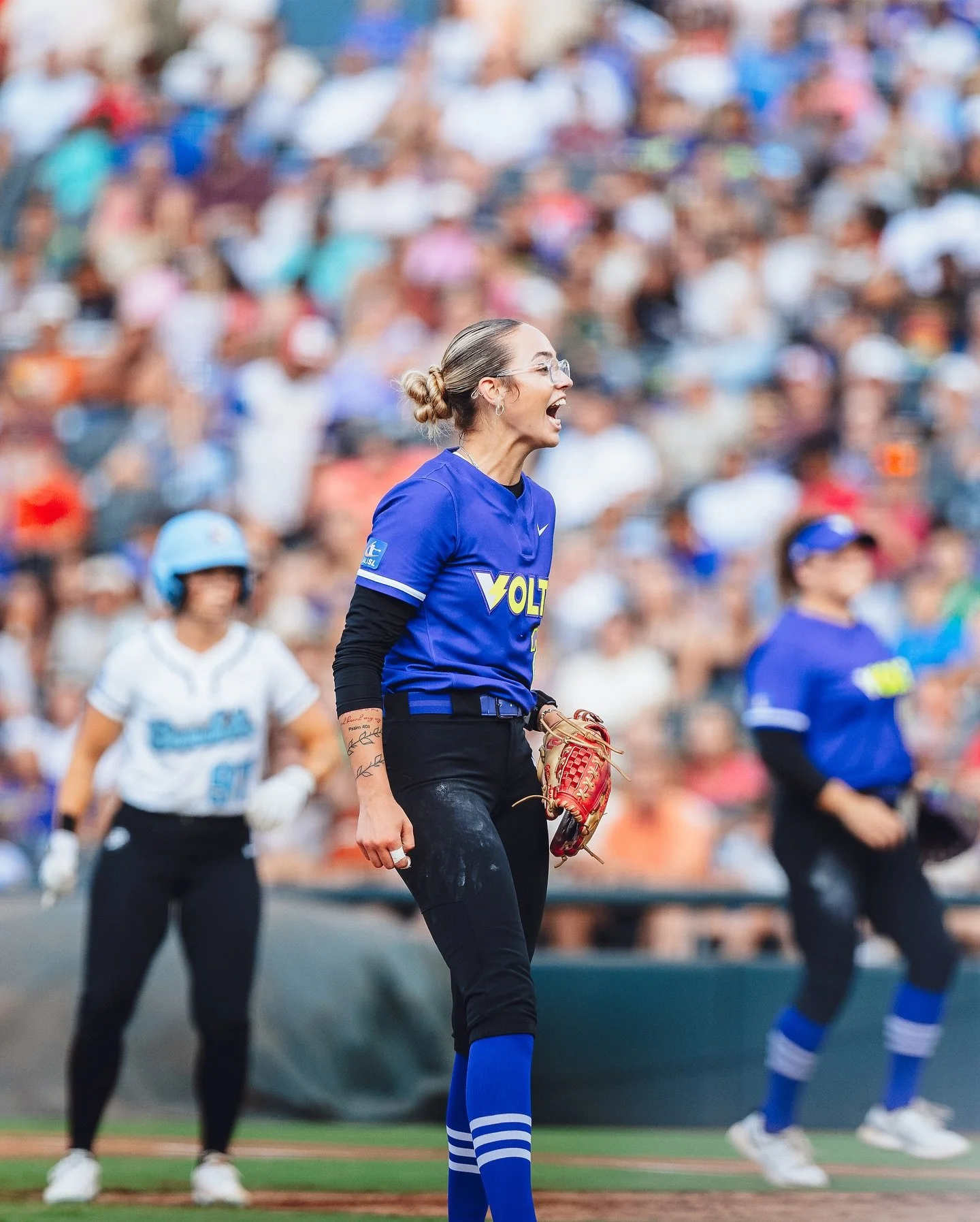 (Part 1/2) Unbelievably grateful to cover such a historic event for @theauslofficial in Round Rock. Record breaking attendance (notice the stands are literally packed full) capped off with the best sunset I&rsquo;ve ever shot with sports. Blessed is 