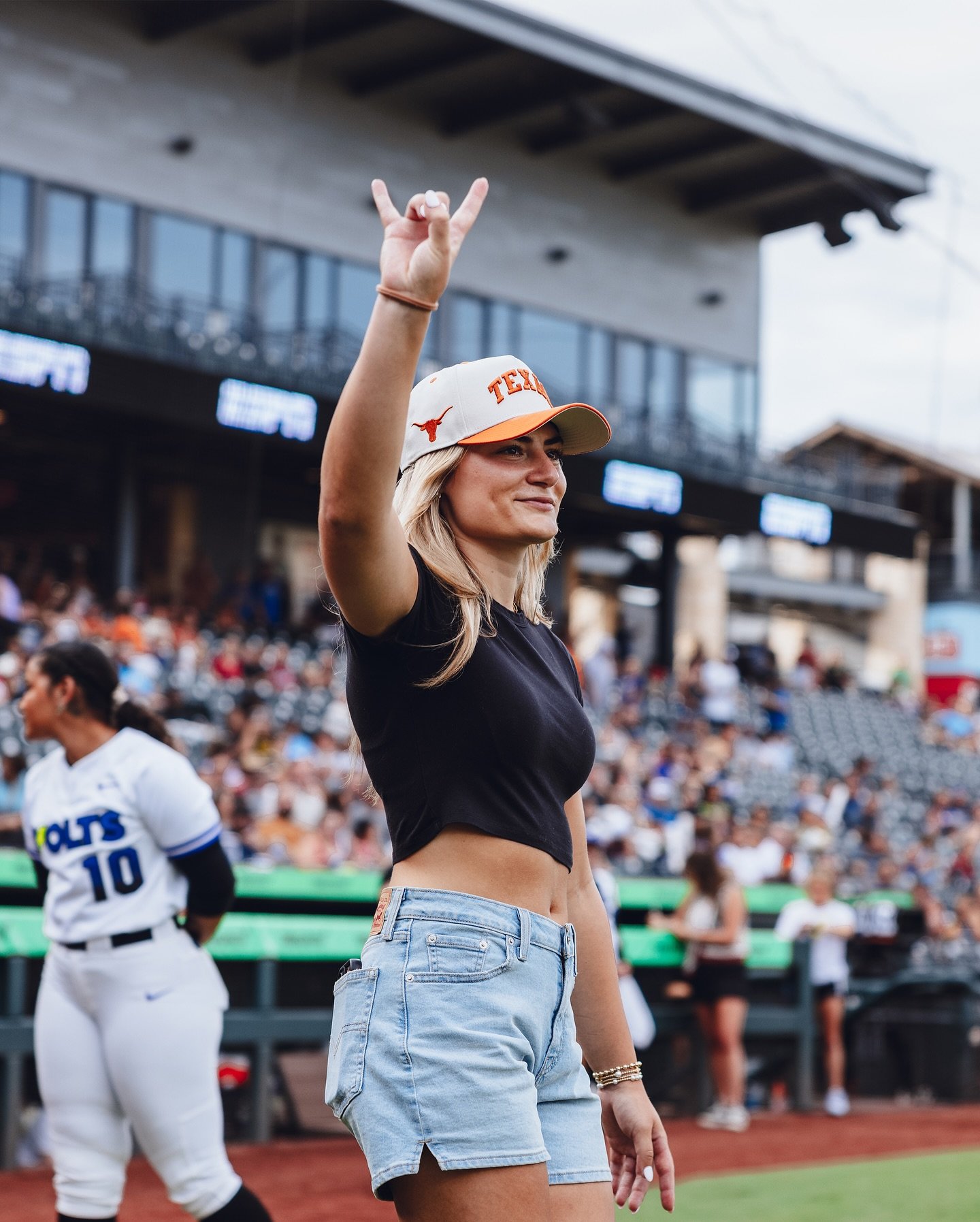 Game 2 and a tribute to the national champions @texassoftball Hardware was indeed in the house 🏆

@canonusa #sports #softball #canonusa #teamcanon #sportsphotography #ausl