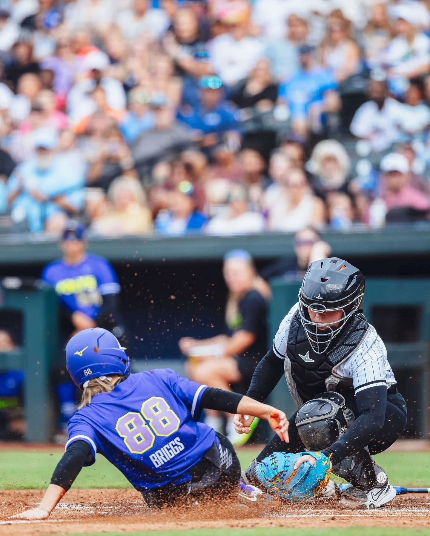 (Part 2/2) Lots of fans and lots of motion with this one. Doesn&rsquo;t get better than this 😮&zwj;💨

@canonusa #canonusa #canon #teamcanon #sports #sportsphotography #ausl