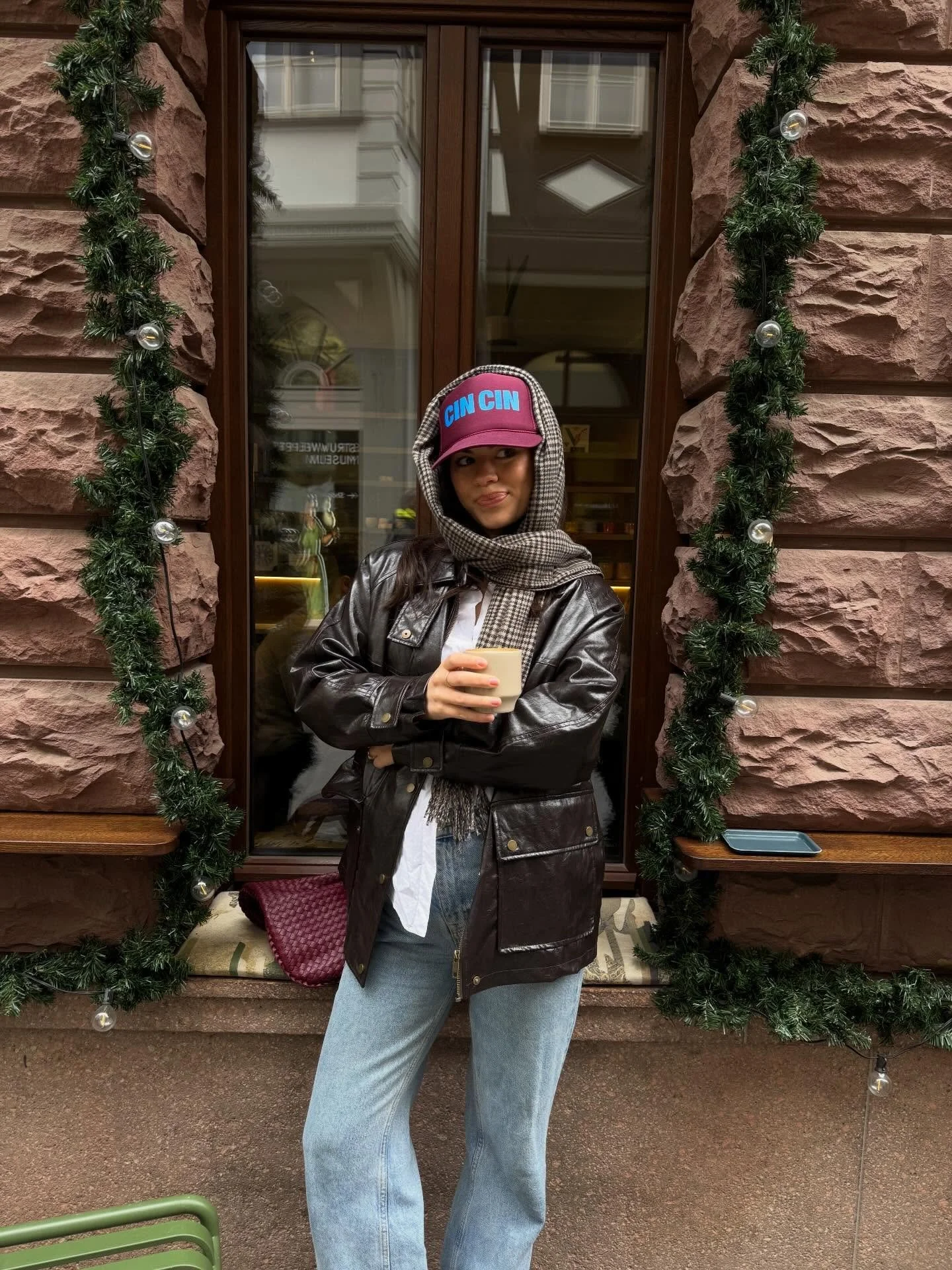 Caps and cappuccinos, the perfect match. 
Styled by @blanku