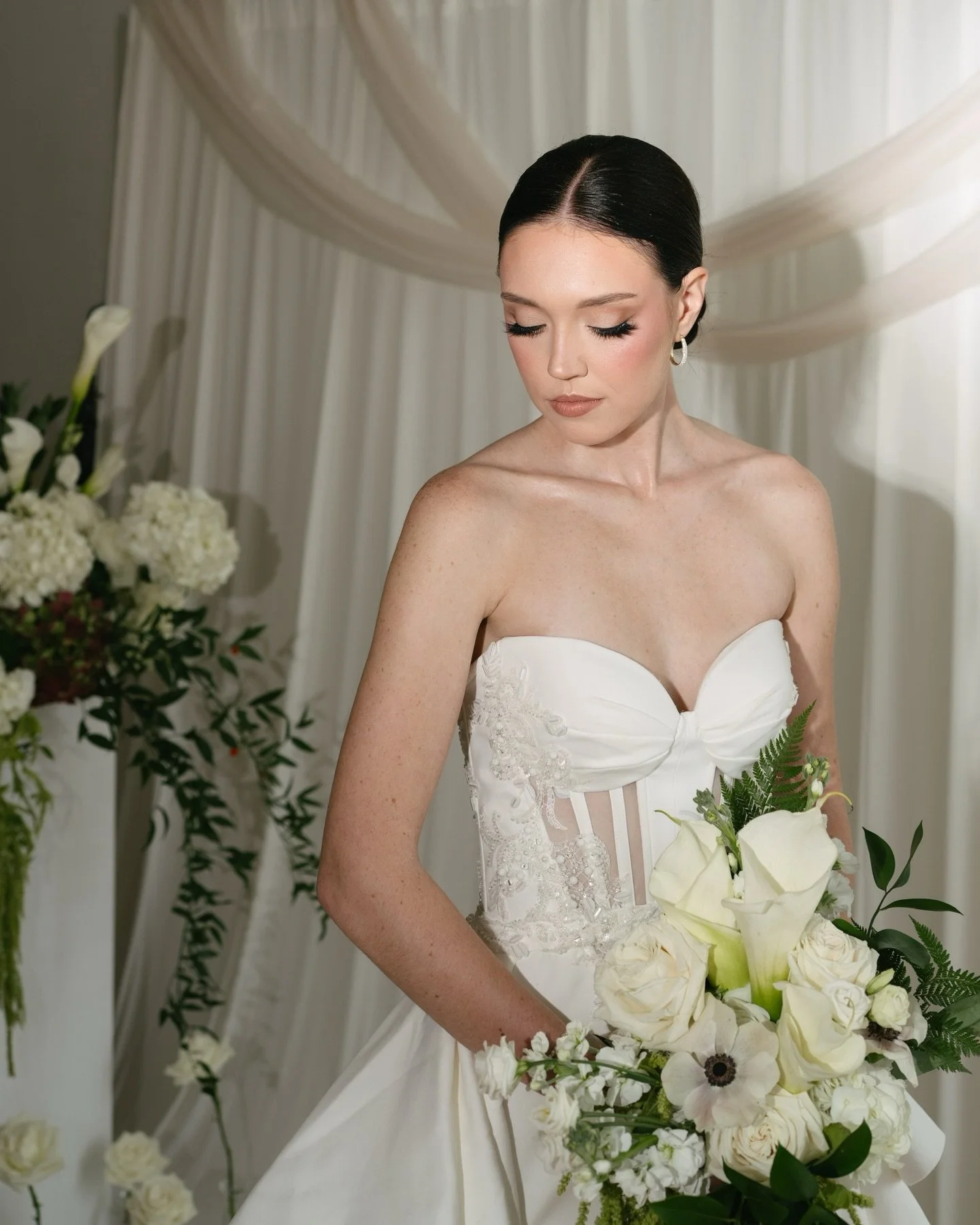 Still dreaming about these florals 🤍
(2/2)

Creative direction/planning: @thesocialgirl.llc 
Makeup: @mslaurynmarie 
Hair: @blackveilbykayla 
Gowns: @pickyglambridal 
Photography: @kenzieannphotos 
Floral: @oshkoshhof
Content creator: @essencecreati