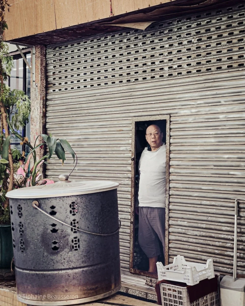 Human Anchoring: A Meditative Study in the Heart of Hong Kong