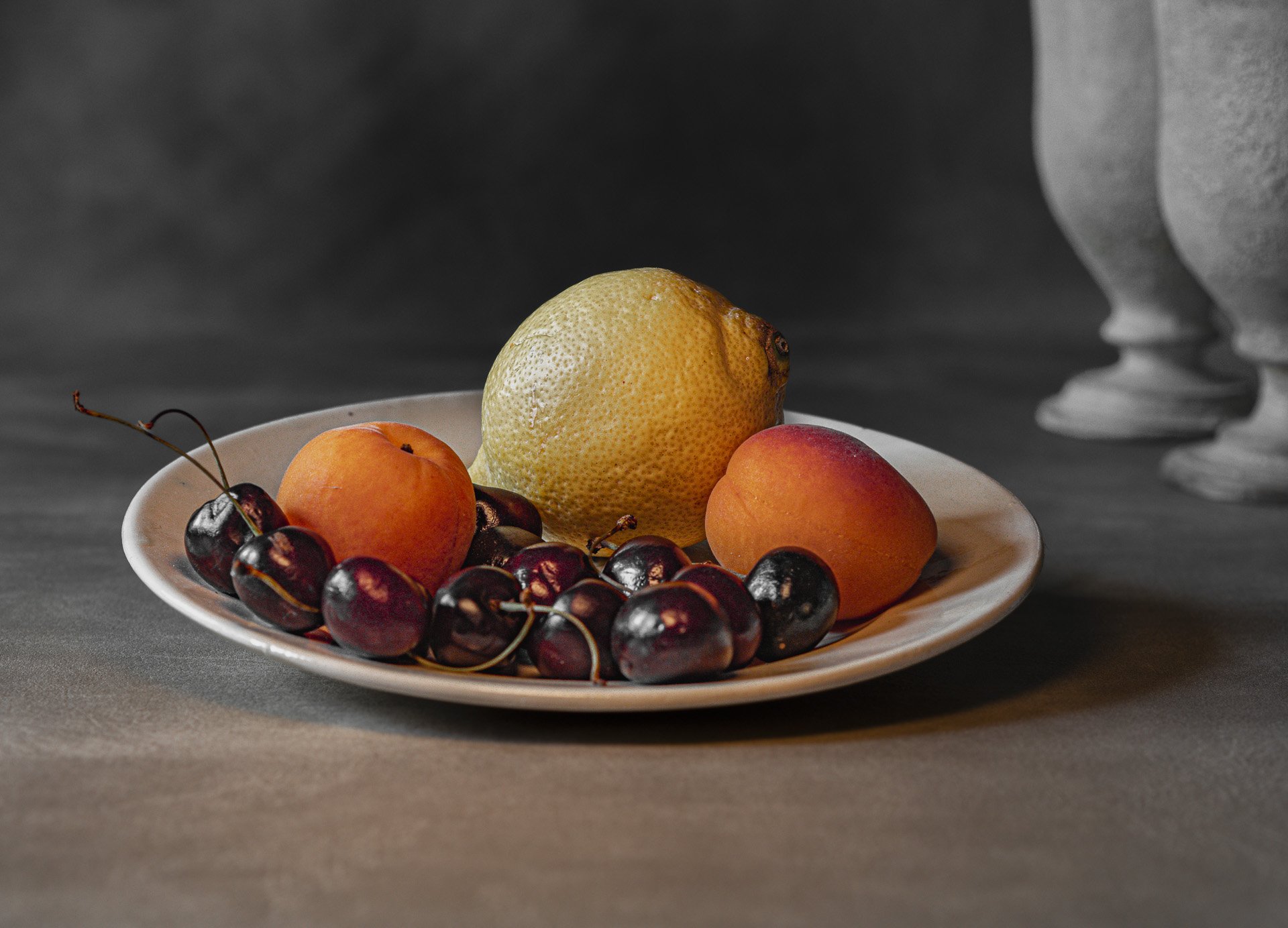 'Cerises, abricots, citrons sur une assiette'  Photo de Nature morte by ©Tiphainebeausseron dans un style pictorialiste inspirée  du tableau de Cezanne  'Abricots et cerises sur une assiette'