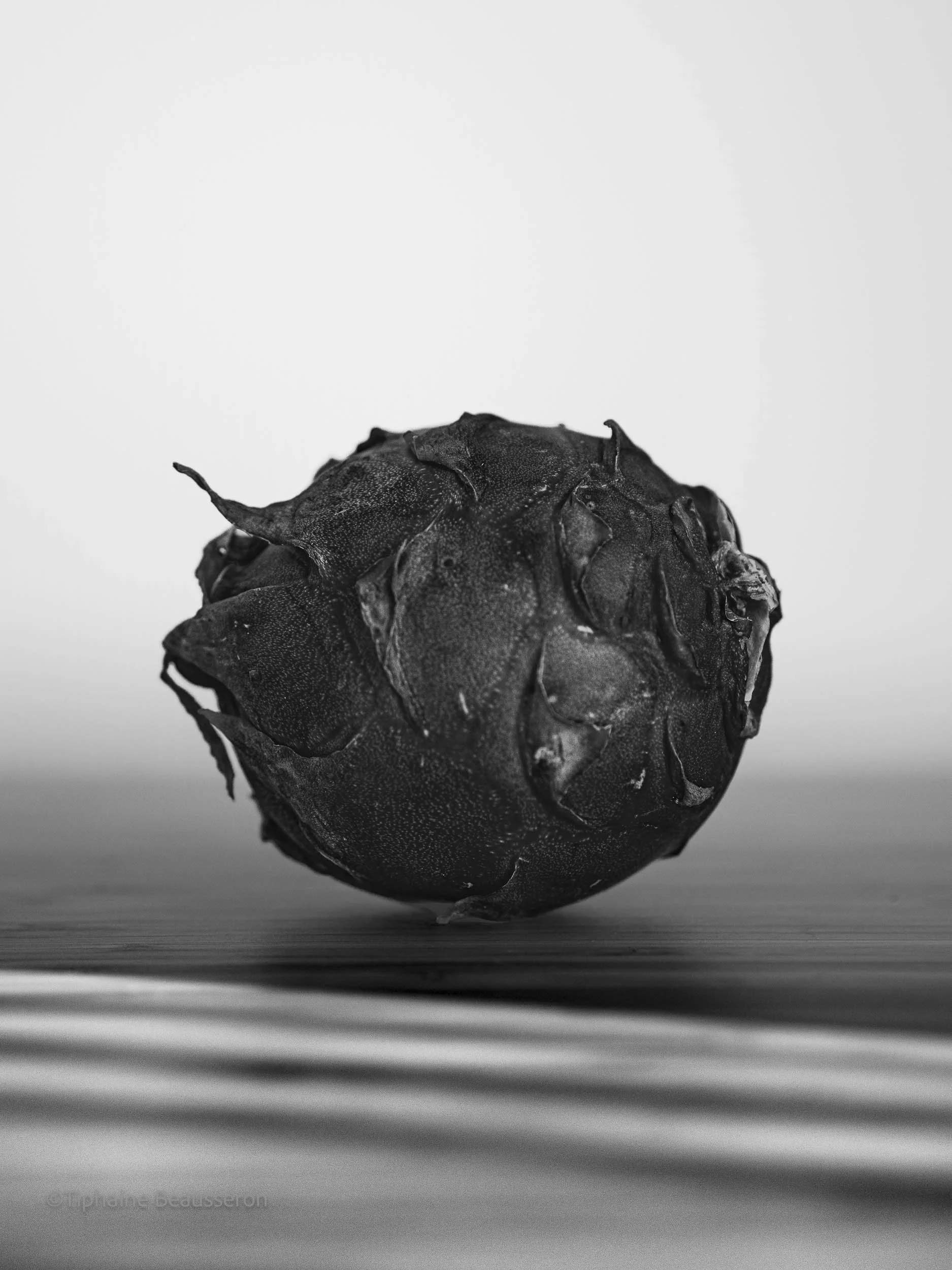 ©Tiphaine Beausseron - Dragon Fruit - Série 'Ancrer la Lueur' 2025