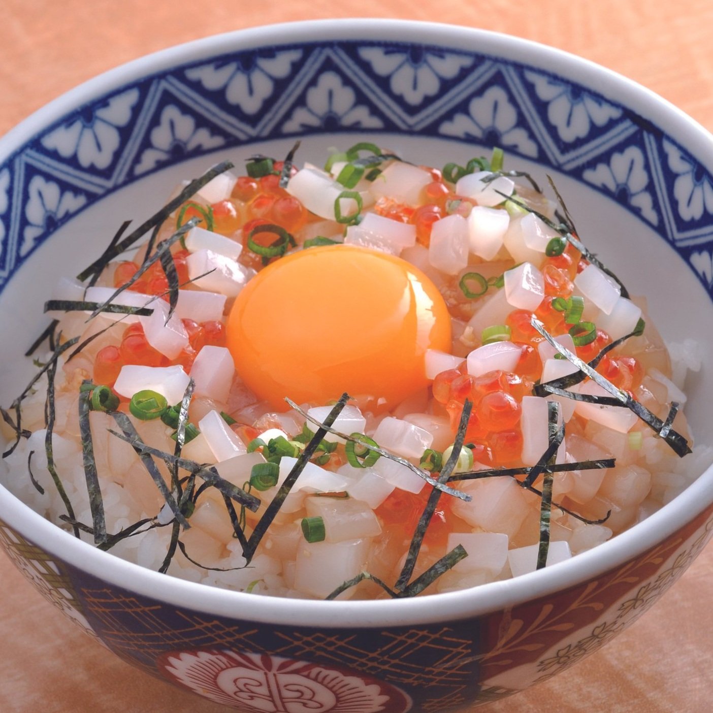 卵黄、細かく刻んだ白い魚、海苔の細切り、青ネギ、いくらがのった寿司丼