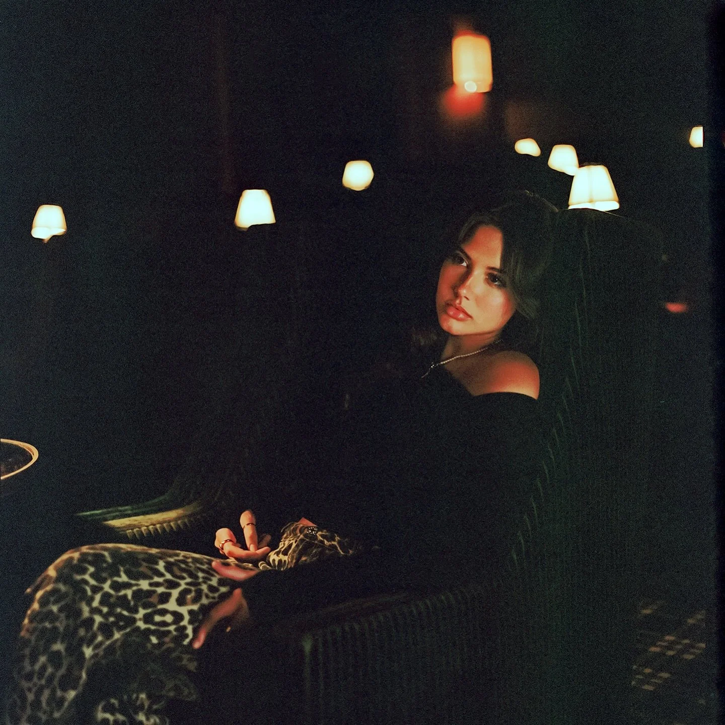 She says she doesn&rsquo;t feel anything.
Captured📸 @kate_peytavin in New York City, 2024.

#musicportrait #portraits #musicphotographer #newyorkcity #nycphotography #hasselblad500cm #hasselblad #kodak #portra400 #120film #6x6