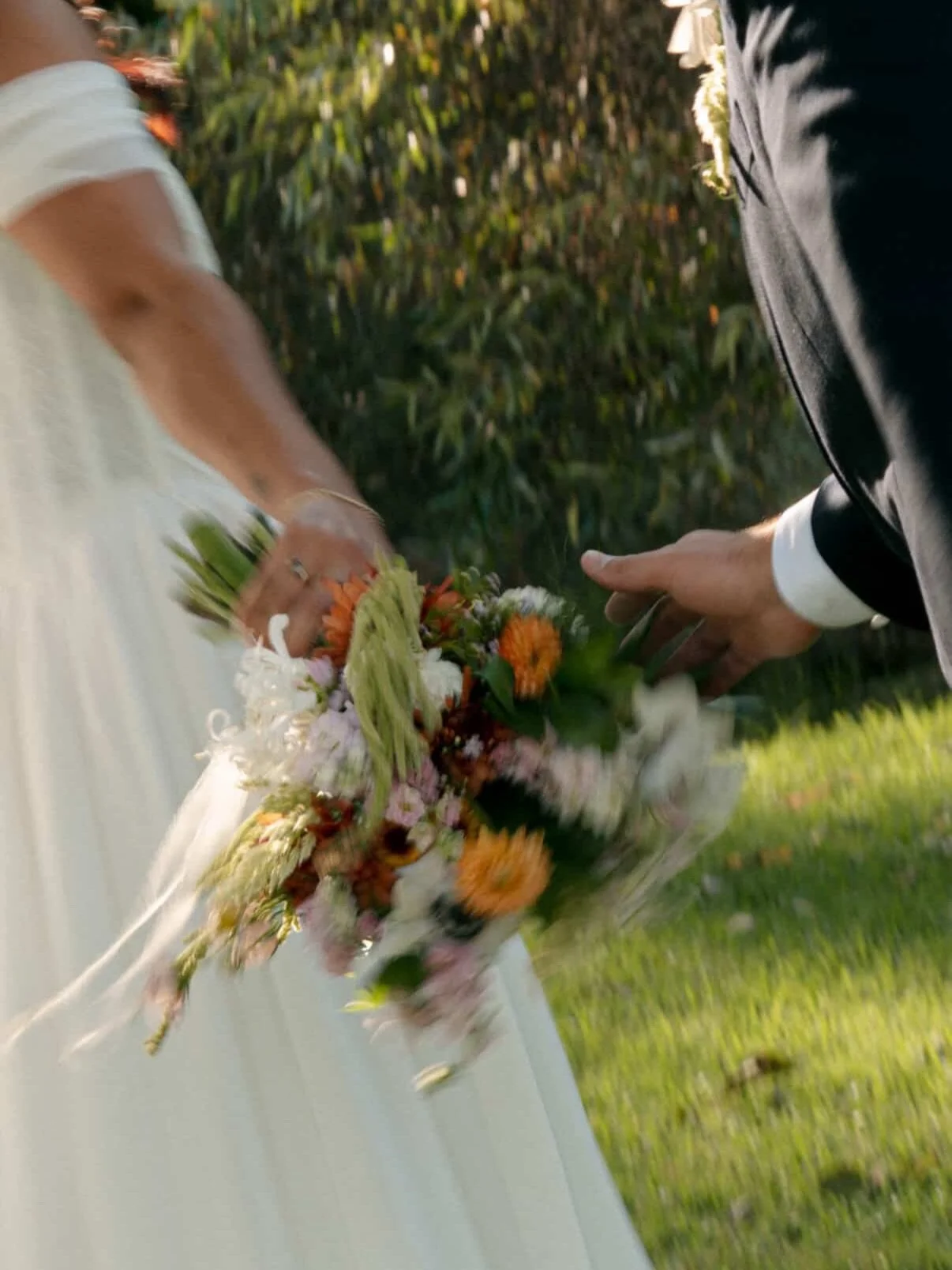 Madison &amp; Zach 🤍

In absolute awe of these photos (and this bouquet!!). We love getting to see the photos afterward 💫