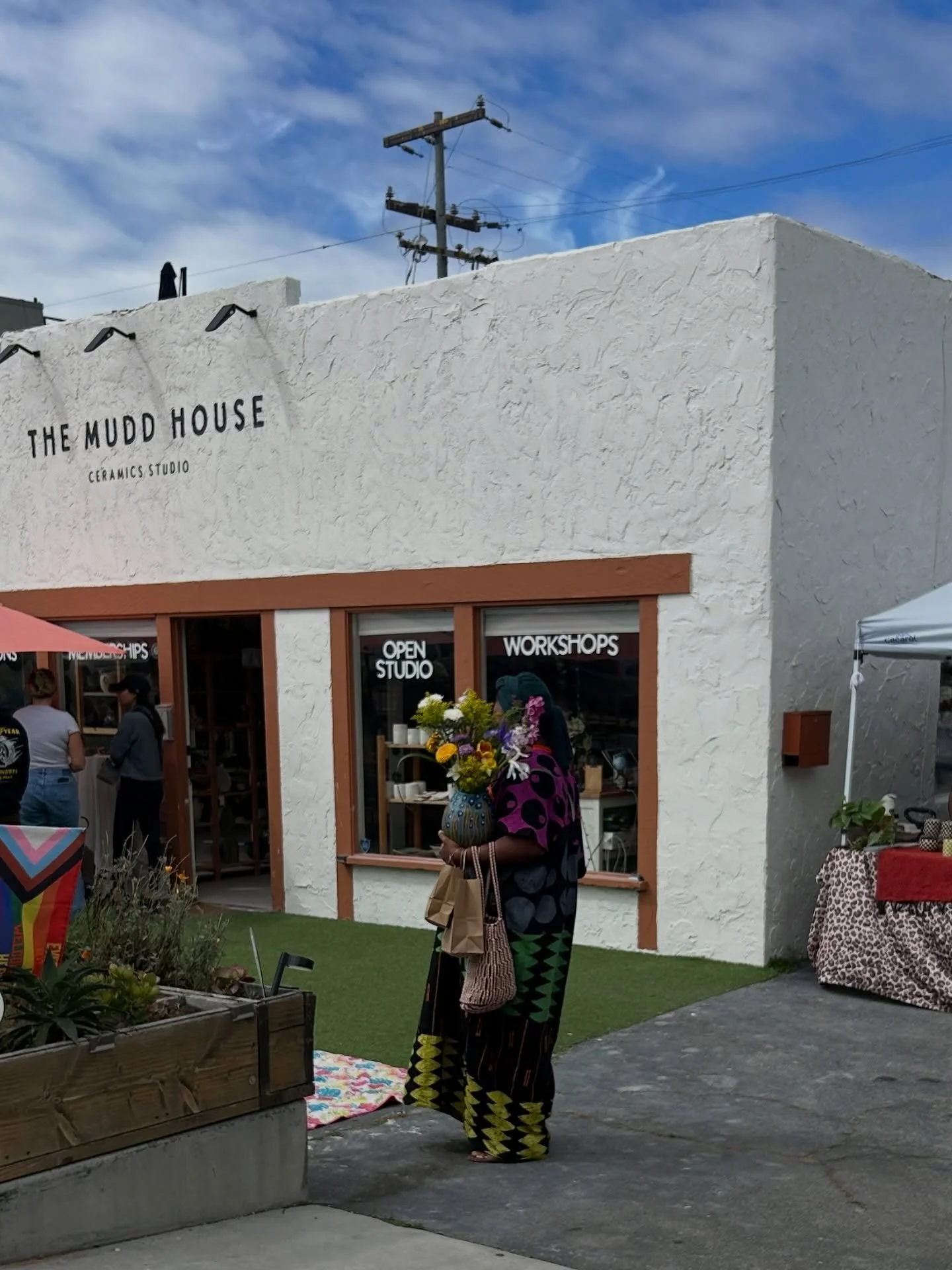 Back at the @themuddhouse when a lovely lady purchased a vase from @bisquey.rizzness and then let her 5 year old come and make an arrangement 🥹