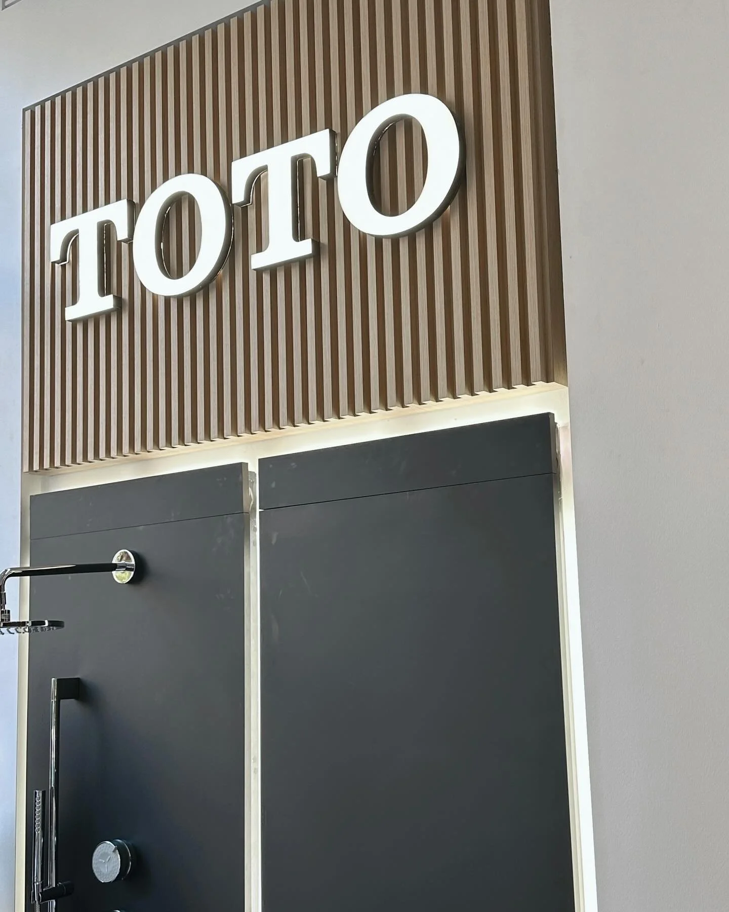 Day one in Chicago 🤍 

Started off with a private lunch + training at the TOTO showroom (so inspiring!). Checked into the hotel then off to cocktails at Harry Caray&rsquo;s and dinner at Sunda hosted by the TOTO + Rocky Mountain Sales teams. Such a 