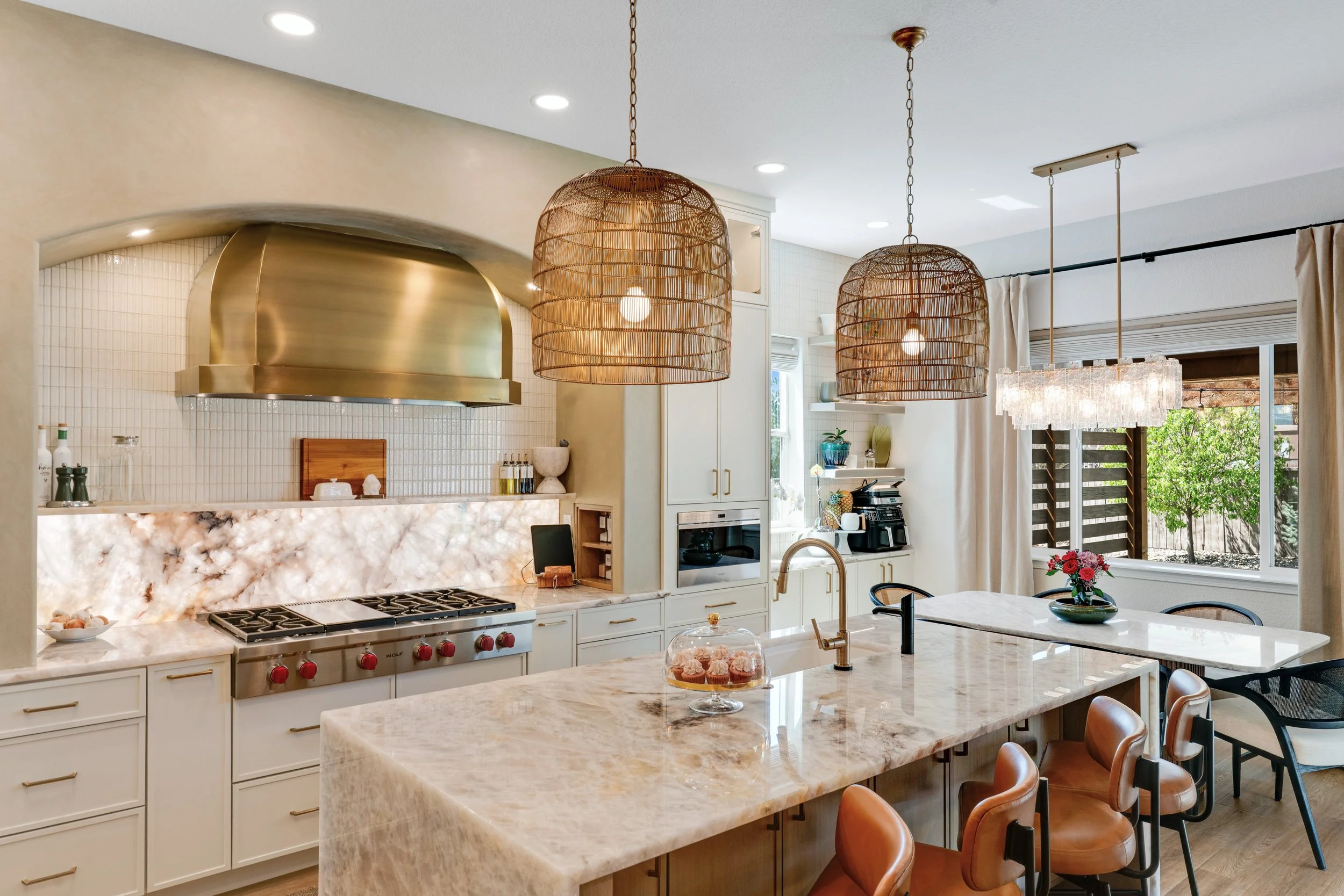 BACKLIT QUARTZITE, MODERN KITCHEN, QUARTZITE COUNTERTOPS, DECORATIVE LIGHT FIXTURES, ROMAN PLASTER, ARCH FEATURE, KITCHEN CABINETS