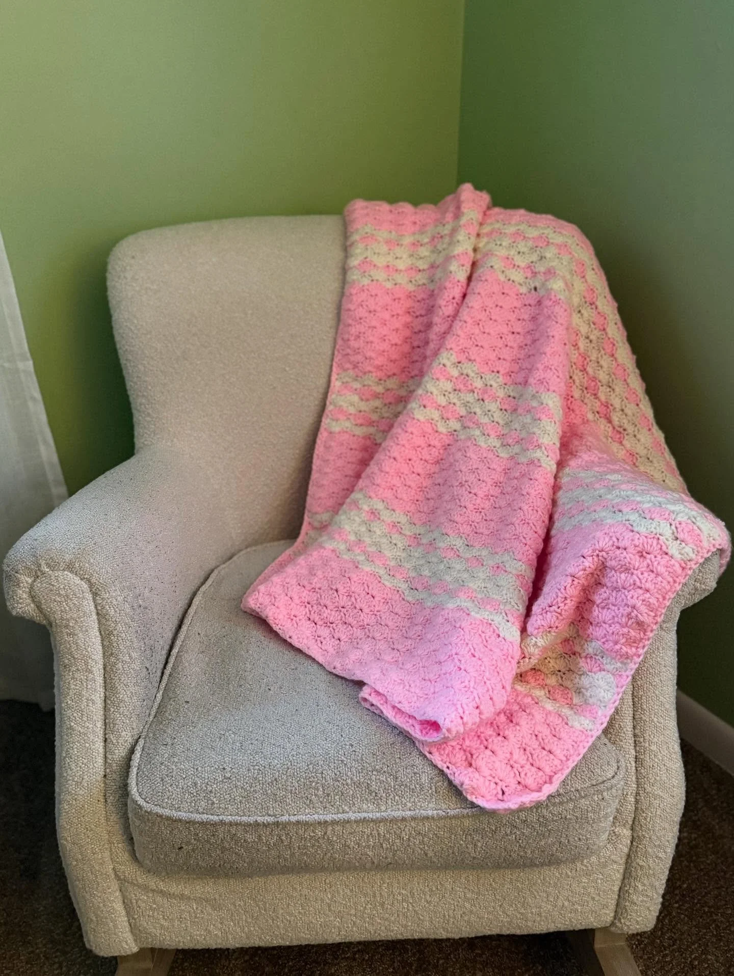 This pattern in the light pink is so pretty! 
Custom baby / toddler blankets made to order! Dm me and let&rsquo;s create something amazing together!!