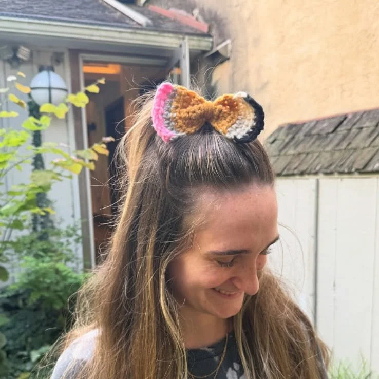 ✏️🎀 The cutest back-to-school accessory! This handmade crochet pencil bow is sharp, sweet, and ready to top off any outfit.🍎📚
 Pencil hair bows are live on my site! Lexiloops.net