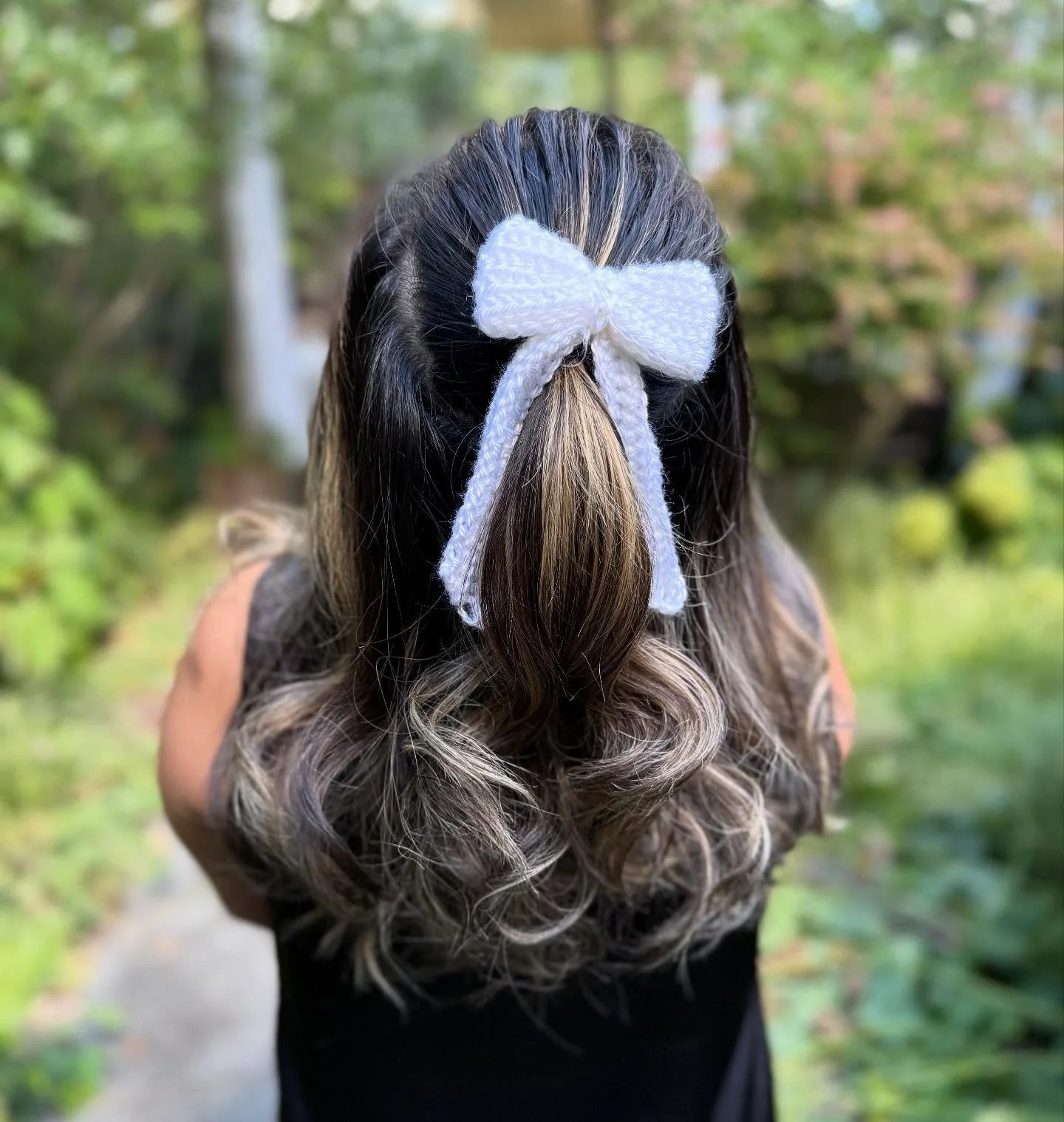 The most perfect white bow 🤍 the perfect accessory for any outfit! These bows are now live! Check out my website lexiloops.net to get yours!