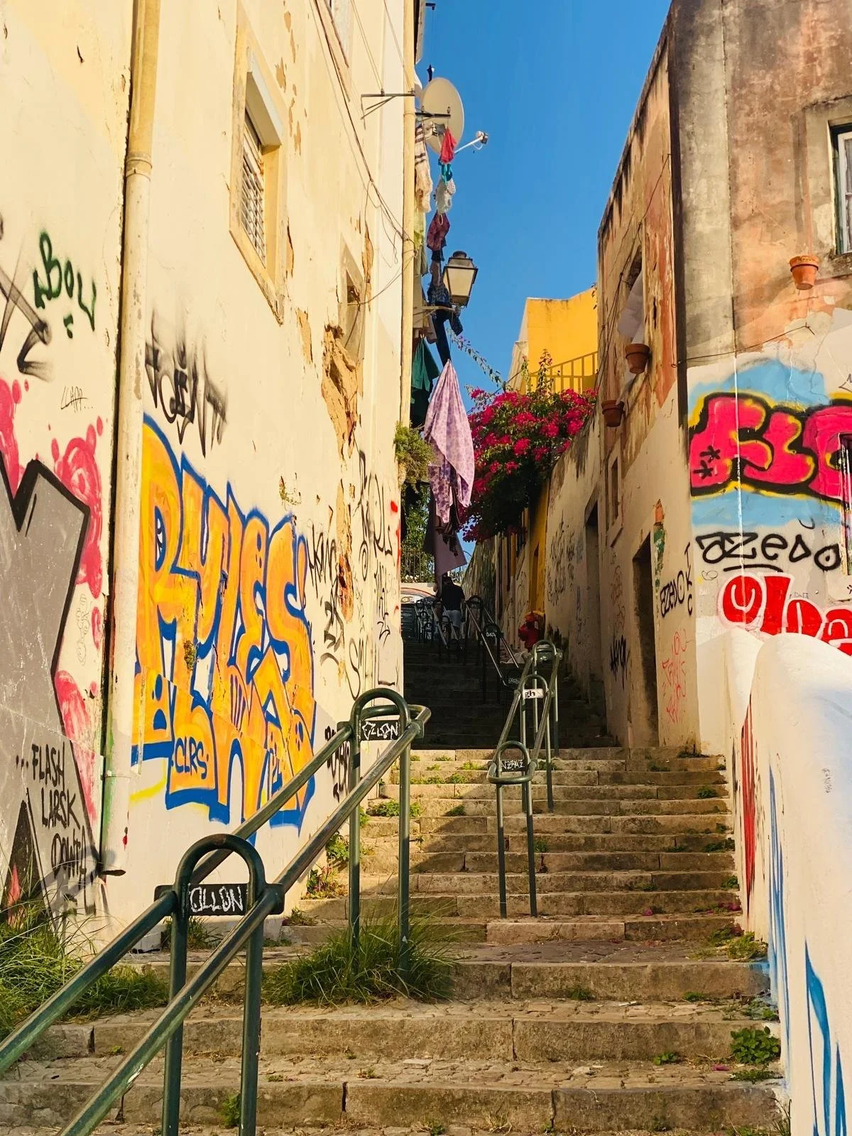 Avoid These 6 Mistakes When Exploring Mouraria: A Cultural Respect Guide