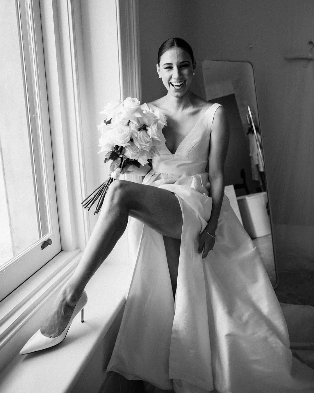 Radiating timeless elegance with a modern twist, Elisabeth captivates in a custom Donna Tobin Couture gown ✨✨
Inspired by the iconic silhouettes of the 1950s, this breathtaking piece is crafted from sumptuous 100% silk Mikado, flowing into a dramati