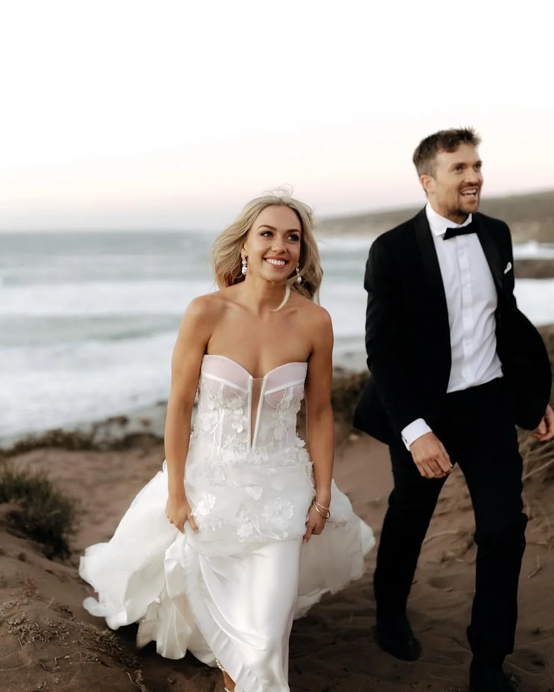 Megan’s dress was a custom-designed gown featuring a modern corset-style bodice crafted from silk organza and satin, offering a structured yet romantic silhouette ✨
The skirt is softened with delicate layers of tulle, creating a dreamy effect.