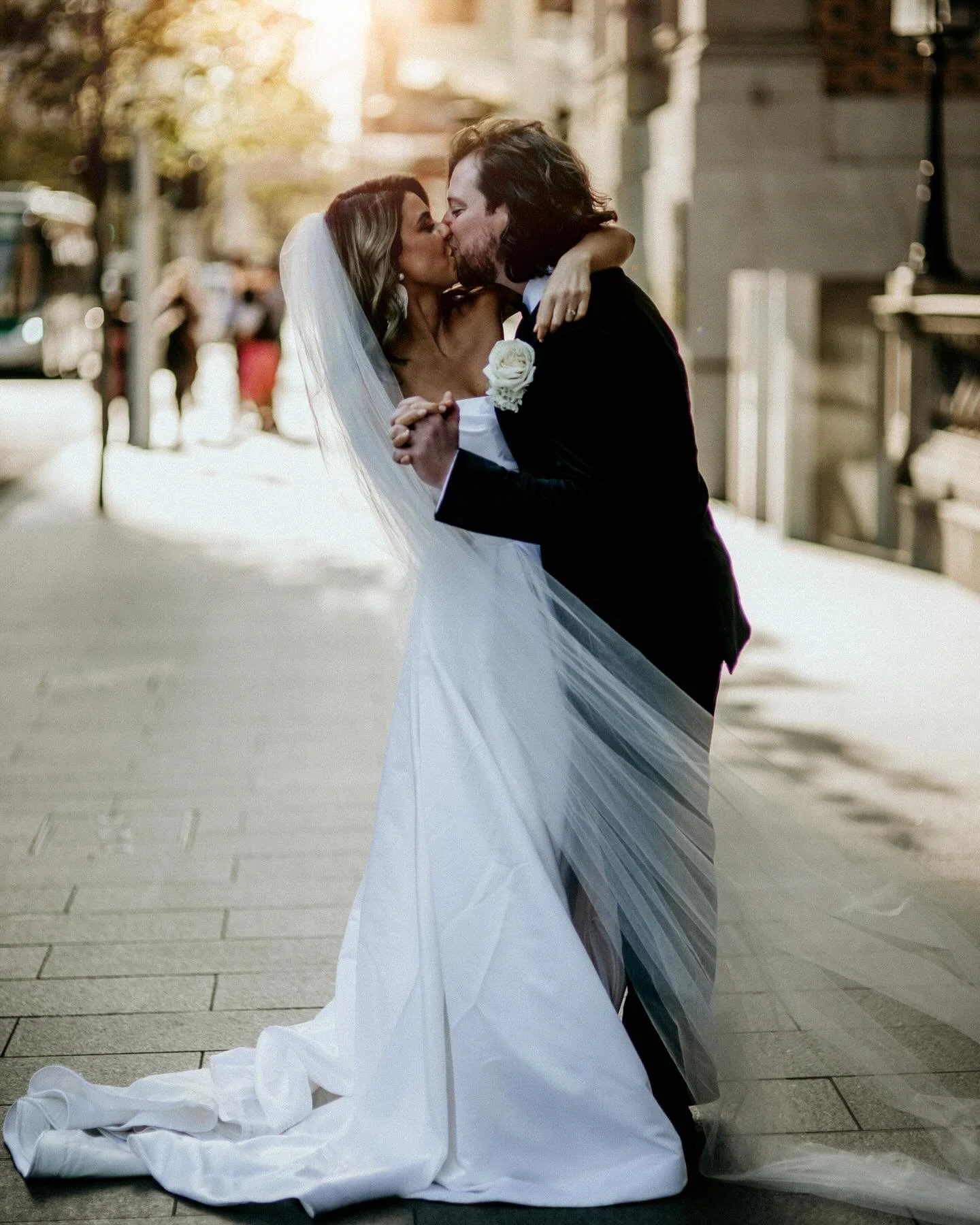 Alycia wears a Queen duchess silk strapless gown, bias-cut, and expertly moulded to the bodice for a sculpted silhouette. A dramatic, flowing train adds movement, while a bespoke handmade veil completes the look with timeless grace 🥂
Designed and c