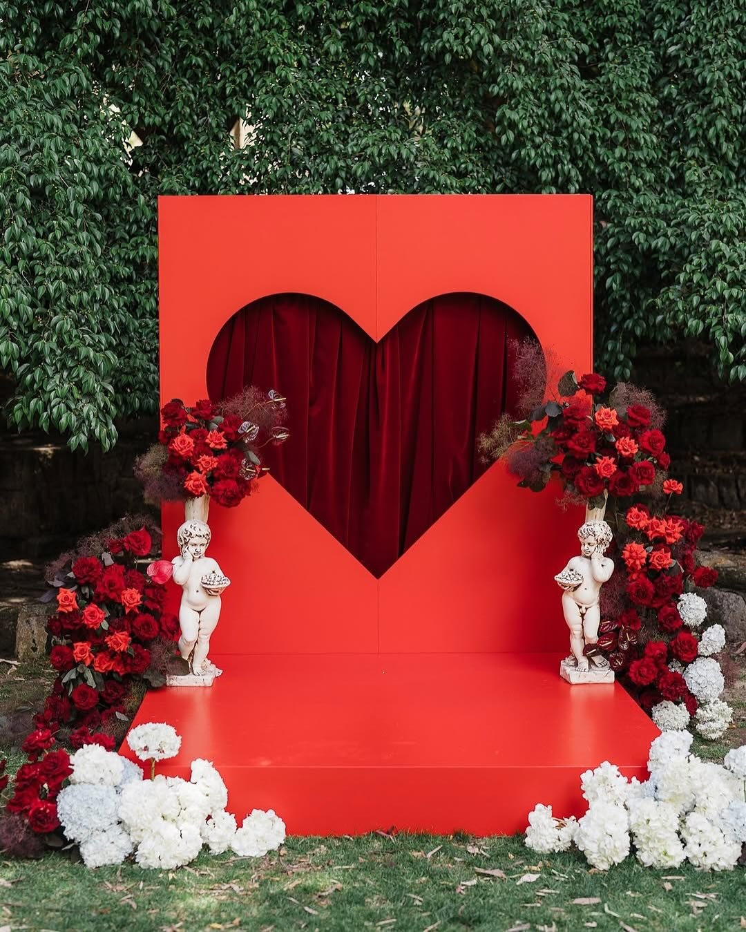 Renee&rsquo;s gown was a masterful blend of modern tradition, designed with versatility in mind 🌹

Crafted from luxurious Duchesse silk satin, the dress featured a lightweight construction despite its grandeur, utilizing a total of 60 meters of fabr