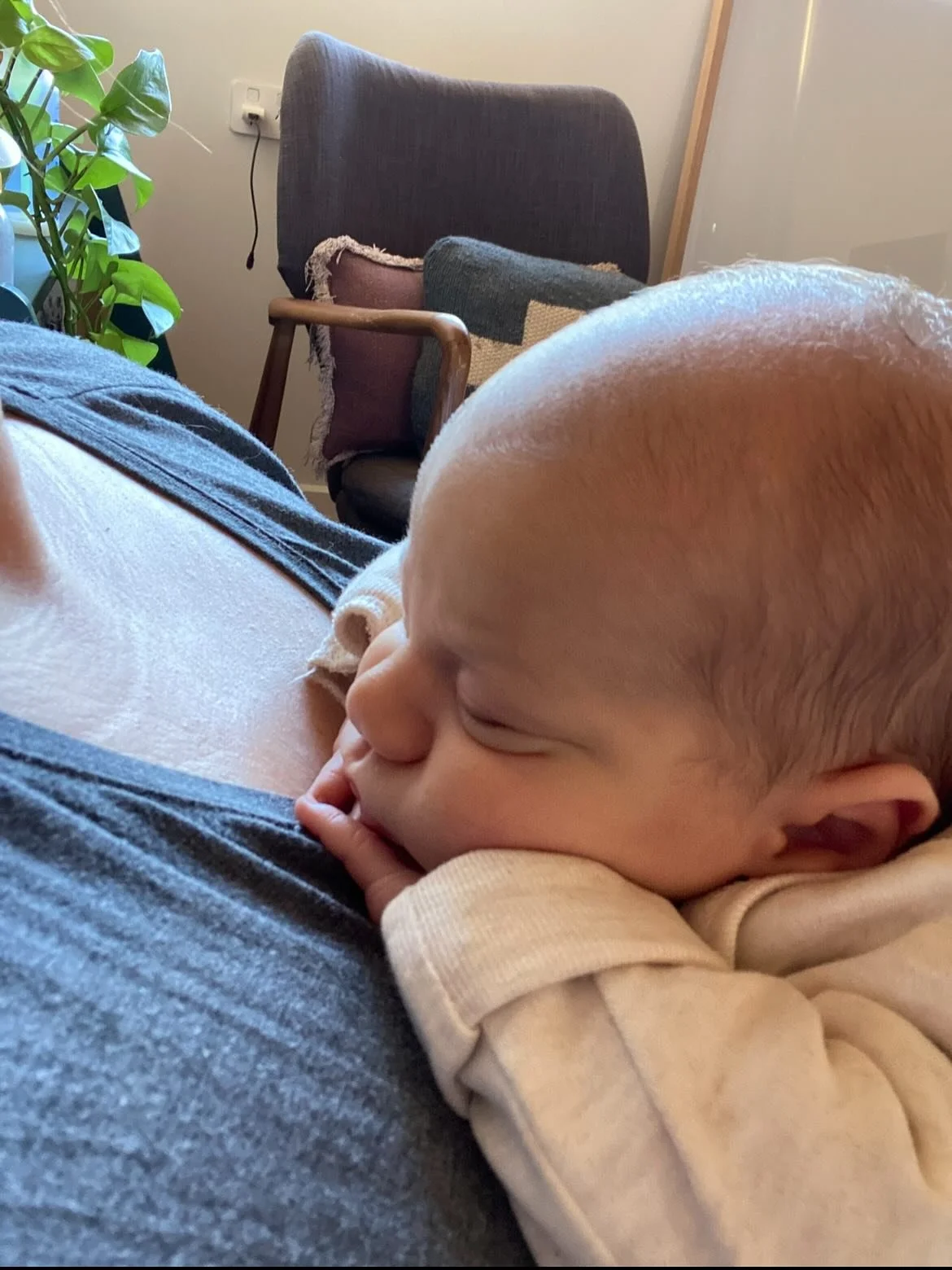 Tummy time 👶
⠀
Some babies love it. Some&hellip; not so much 😅
But the good news? There are lots of ways to give your little one a chance to practice:
⠀
✨ Get down on the floor&mdash;your face is their favorite toy.
✨ Lay them on your chest for snu